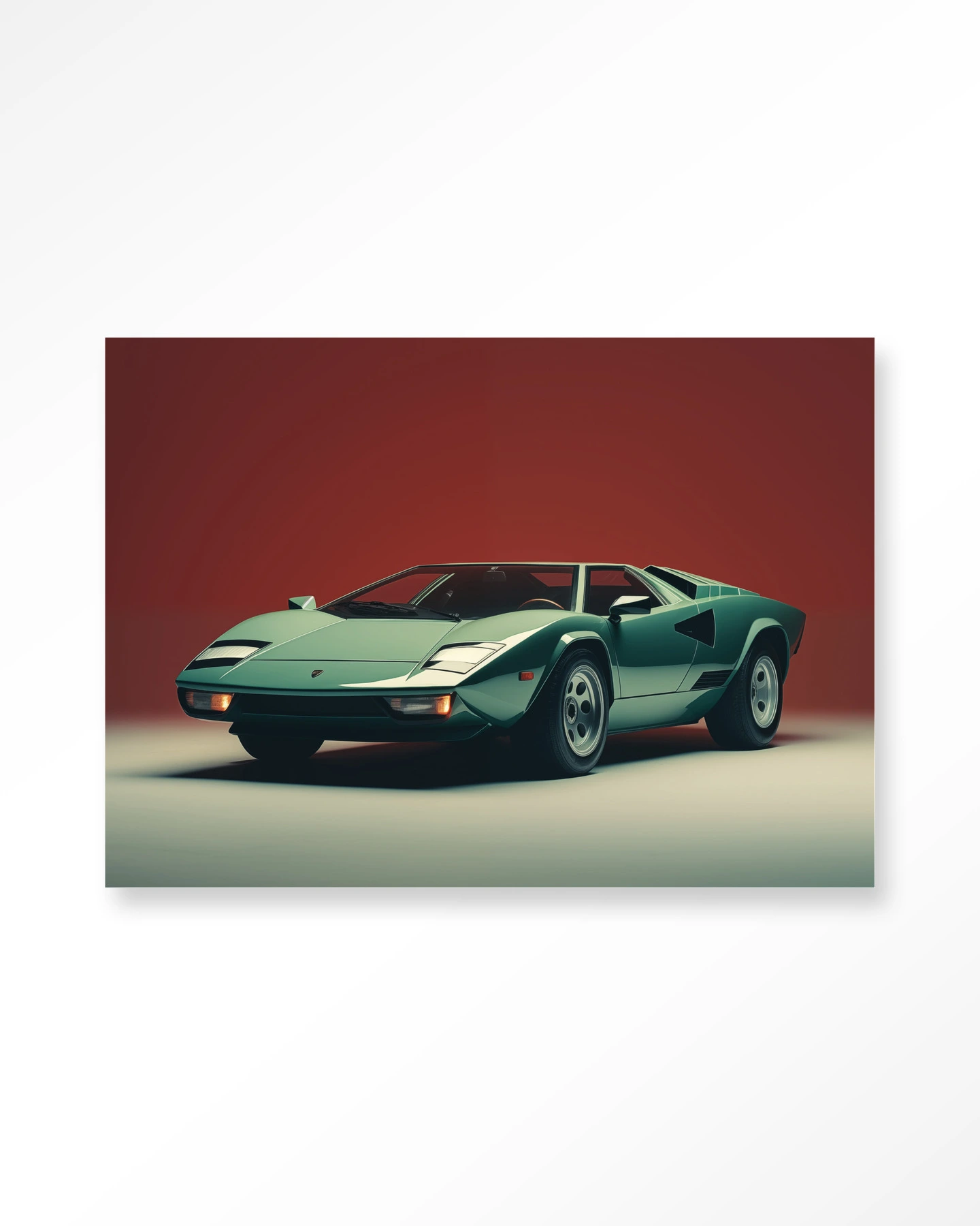 Wandteppich Vintage Lamborghini - Urban Cotton in einem Studio, ein grüner Lamborghini auf rotem Hintergrund