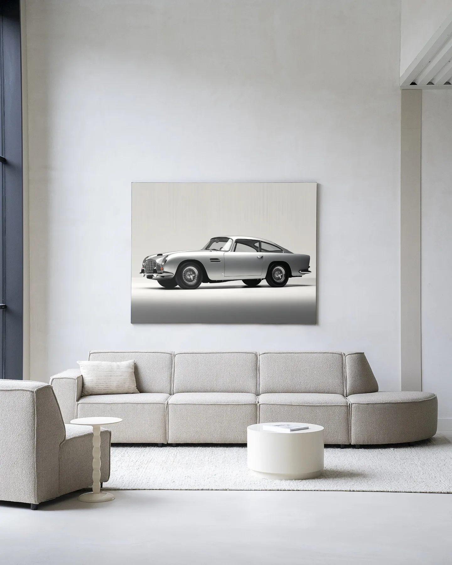 Wandteppich Silver Ride - Urban Cotton in einem minimalistischen Wohnzimmer über einem beigefarbenen Sofa