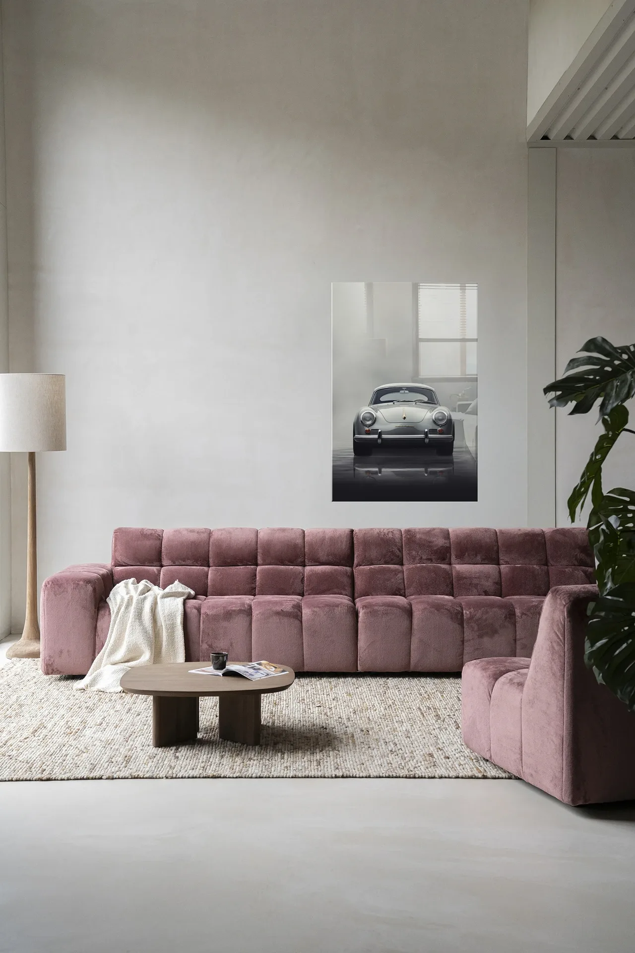 Wandkleed Smokey Car in een moderne woonkamer met een roze bank en een houten salontafel - Urban Cotton