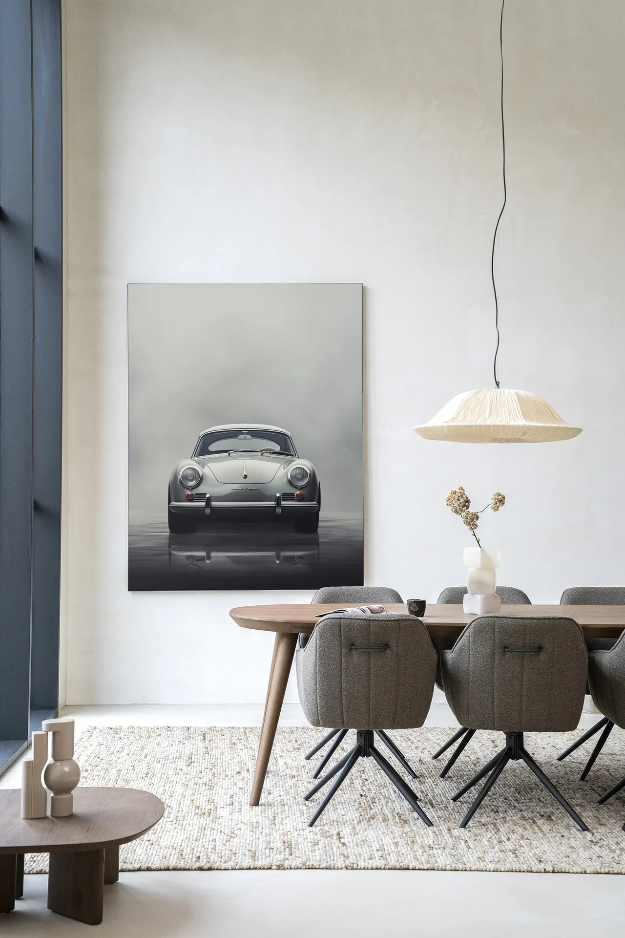 Wandkleed Smokey Car aan een witte muur in een eetkamer met houten tafel en grijze stoelen - Urban Cotton