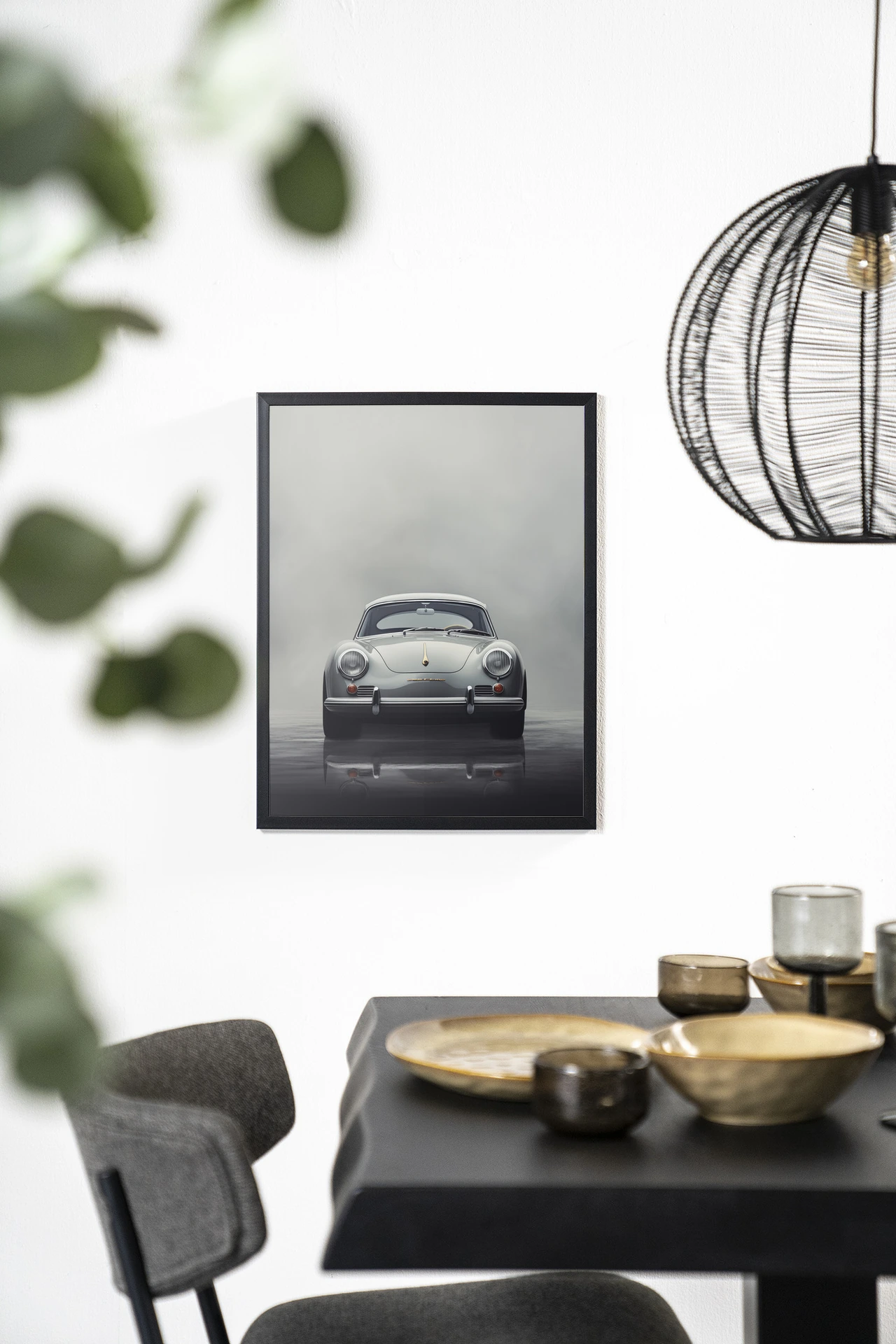 Wandkleed Smokey Car aan een witte muur, met een eettafel en stoelen op de voorgrond - Urban Cotton