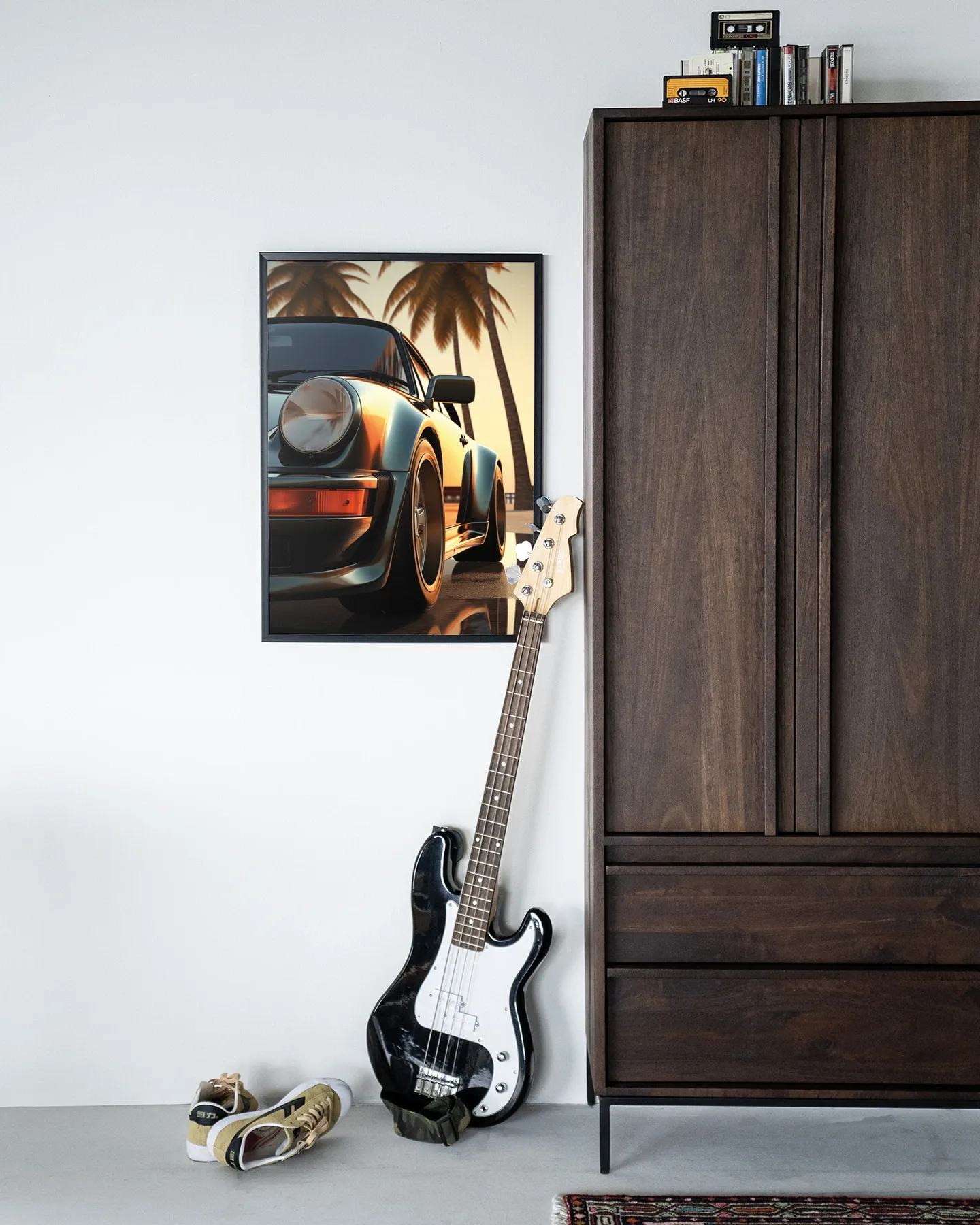 Wandkleed Miami Style - Urban Cotton hangend aan een witte muur naast een houten kast