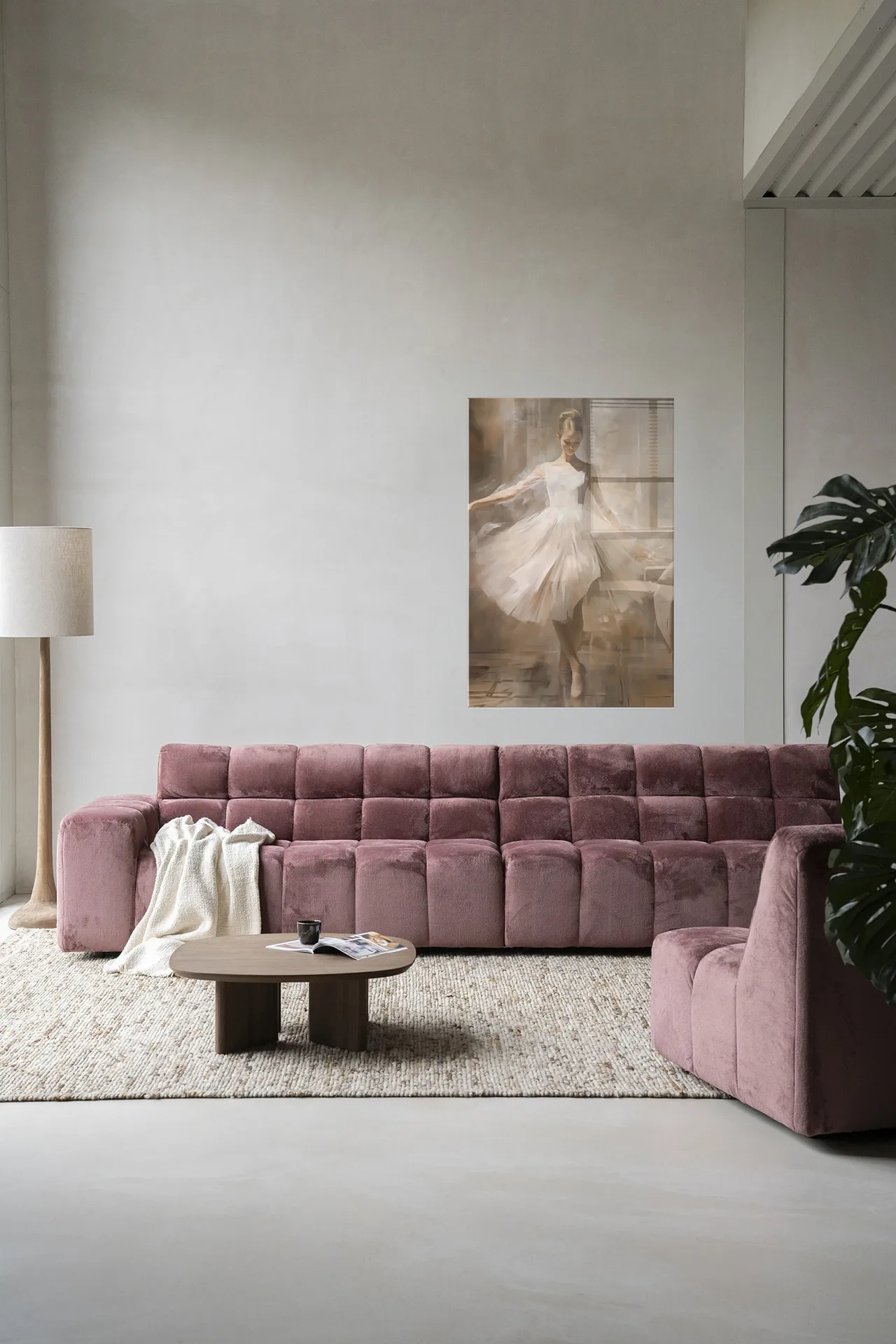 Wandkleed Dancing Ballerina van Urban Cotton hangend boven een roze bank in een moderne woonkamer