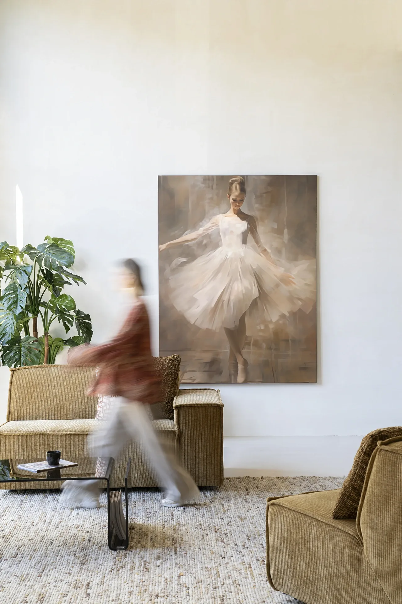 Een Wandkleed Dancing Ballerina - Urban Cotton hangt in een lichte woonkamer met een persoon in beweging