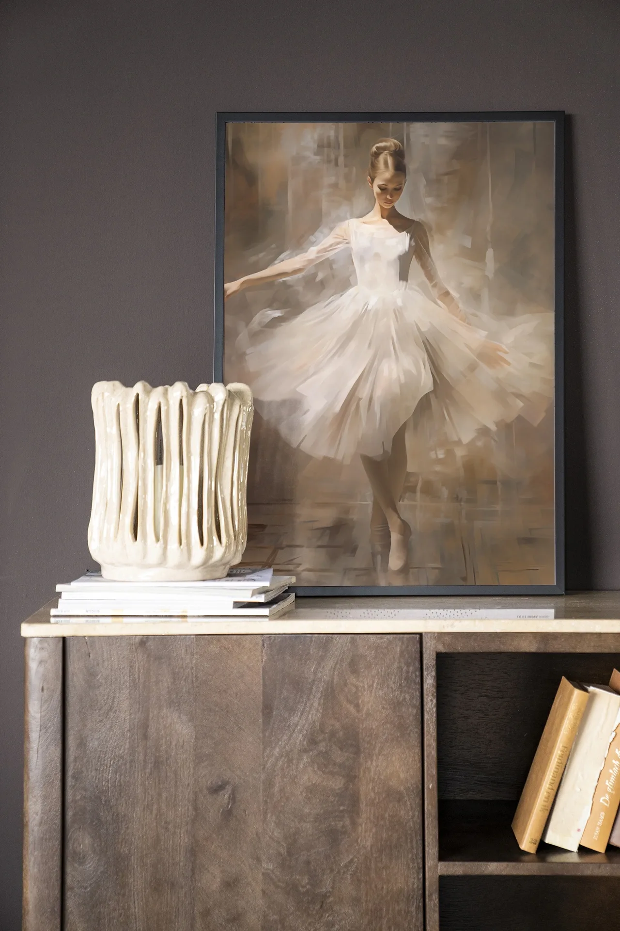 Wandkleed Dancing Ballerina - Urban Cotton in een woonkamer setting met een vaas en boeken op een dressoir