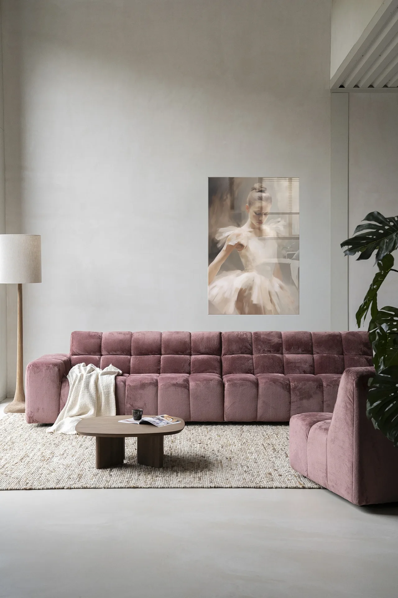 Wandkleed Posing Ballerina in een moderne woonkamer boven een roze bank - Urban Cotton