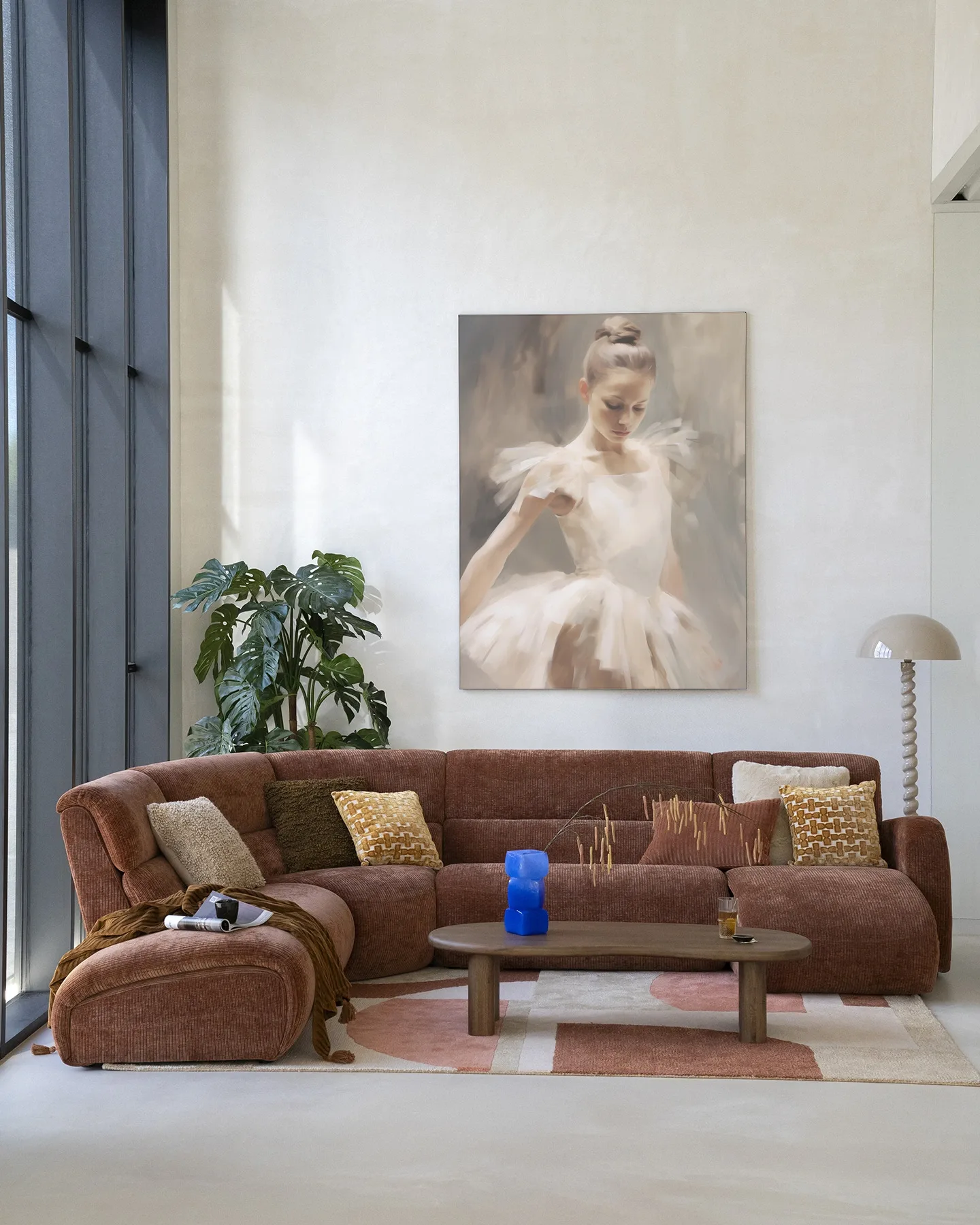 Wandkleed Posing Ballerina in een lichte woonkamer met een bruine bank en een plant - Urban Cotton