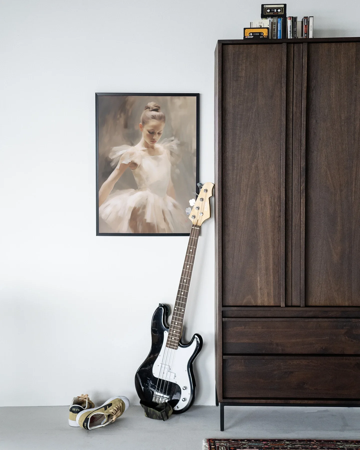 Wandkleed Posing Ballerina aan een witte muur, met een gitaar en schoenen op de vloer - Urban Cotton