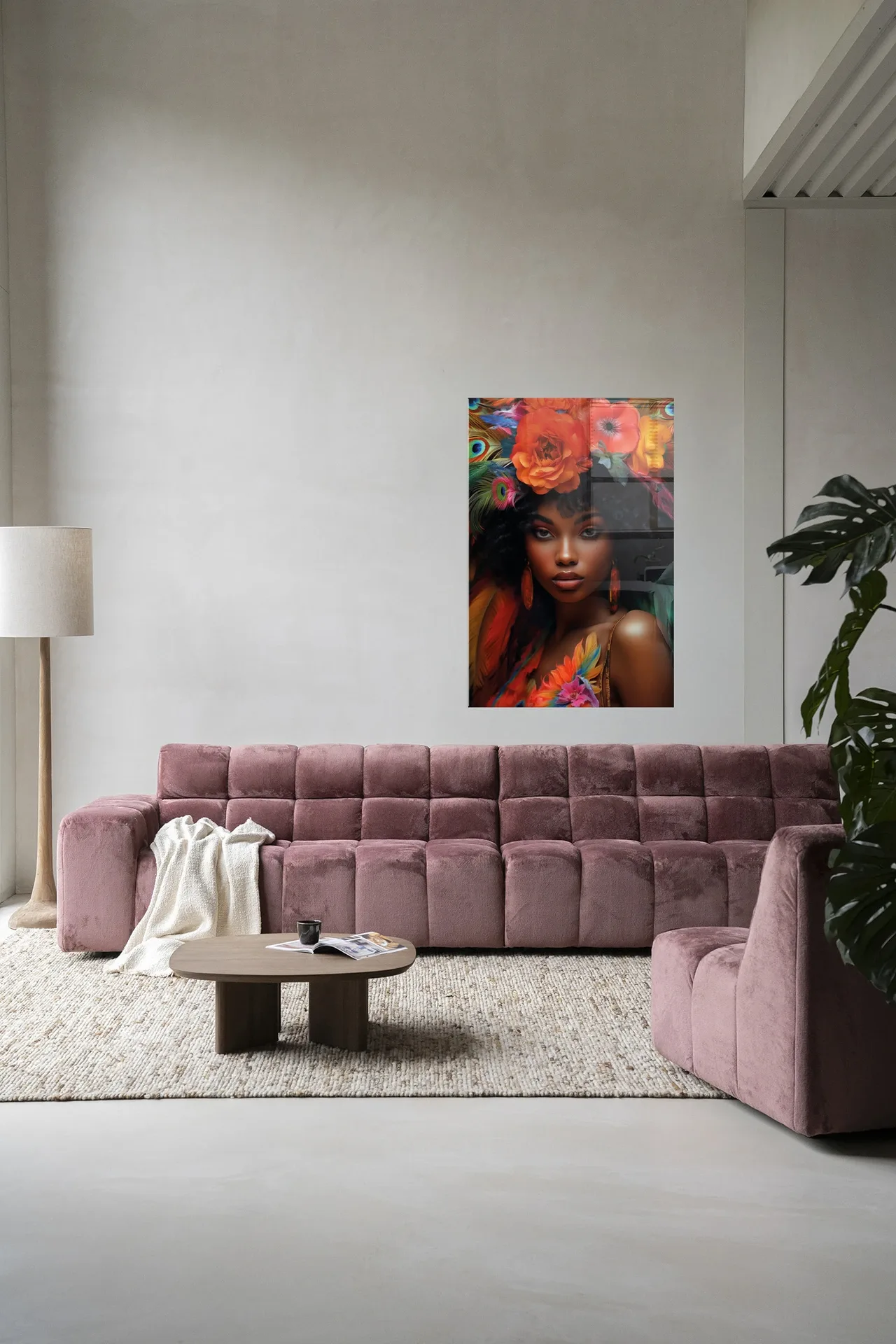 Wandkleed Adesewa in een modern ingerichte woonkamer boven een roze bank - Urban Cotton