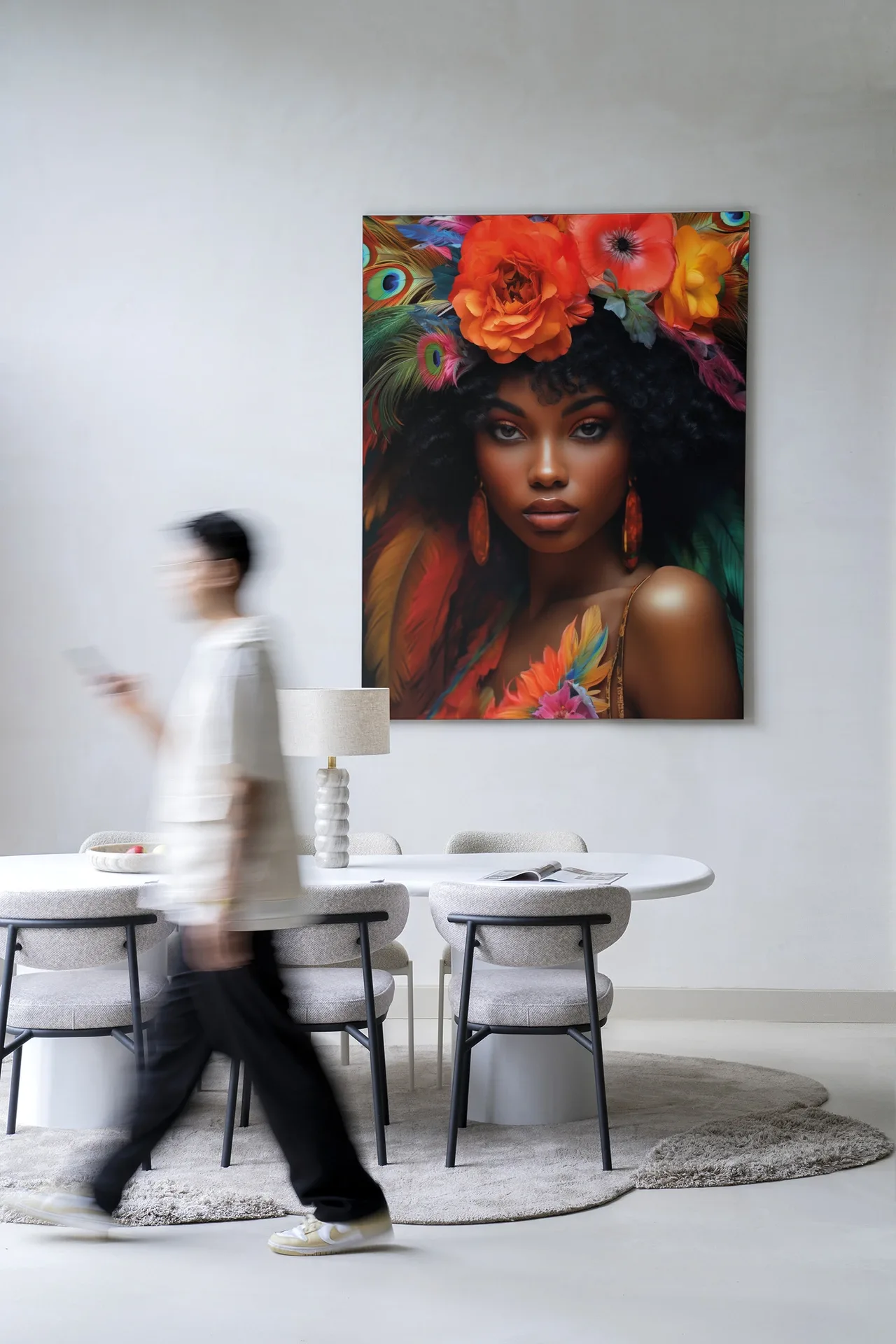 Wandkleed Adesewa - Urban Cotton hangt in een moderne eetkamer met een persoon die voorbij loopt
