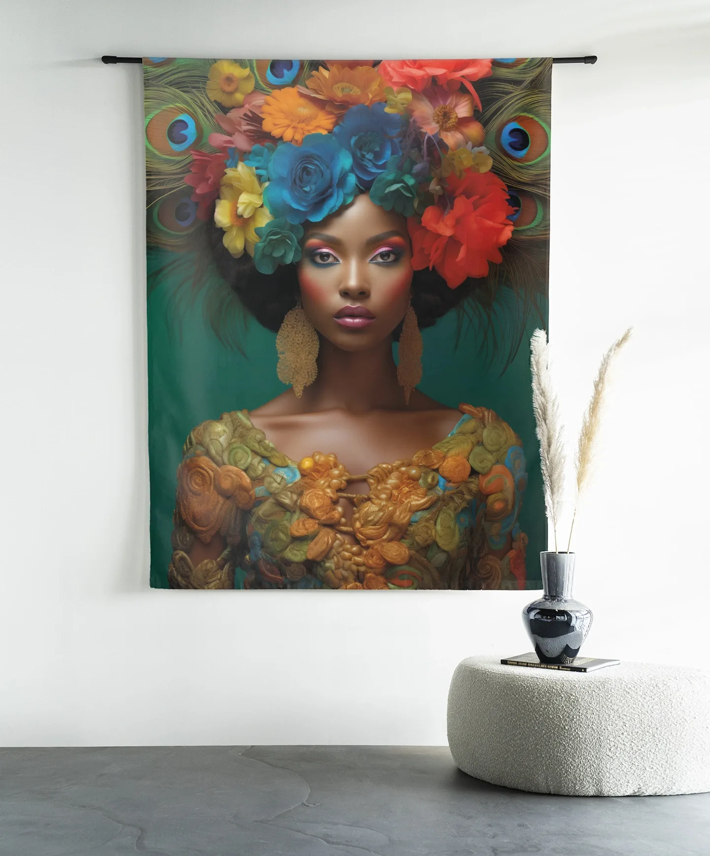 Wandteppich Adeola - Urban Cotton hängt an einer schwarzen Stange in einem modernen Raum mit einem Hocker und einer Vase