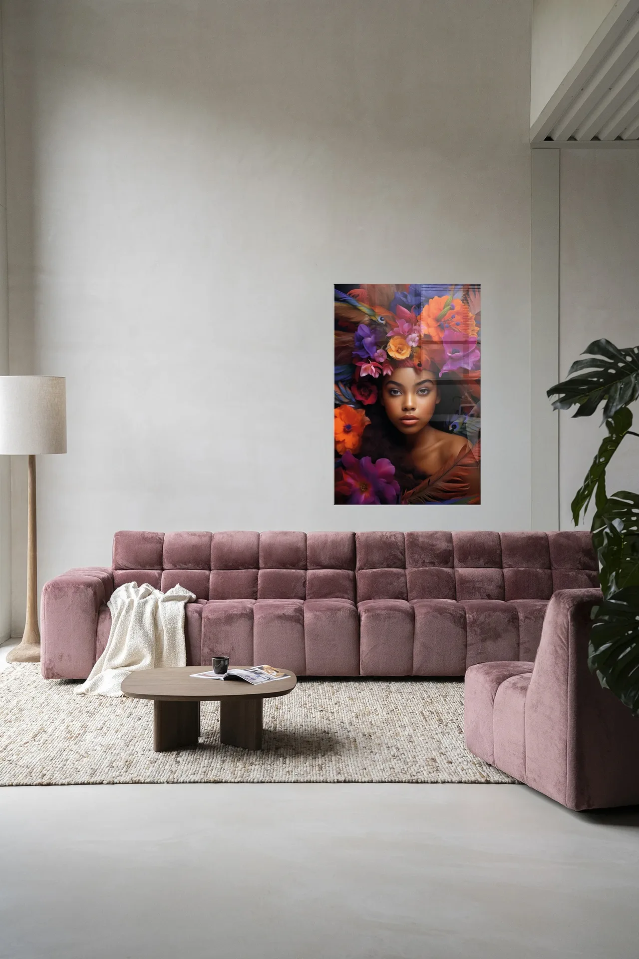 Wandkleed Adunbi in een moderne woonkamer boven een roze bank met salontafel en plant - Urban Cotton