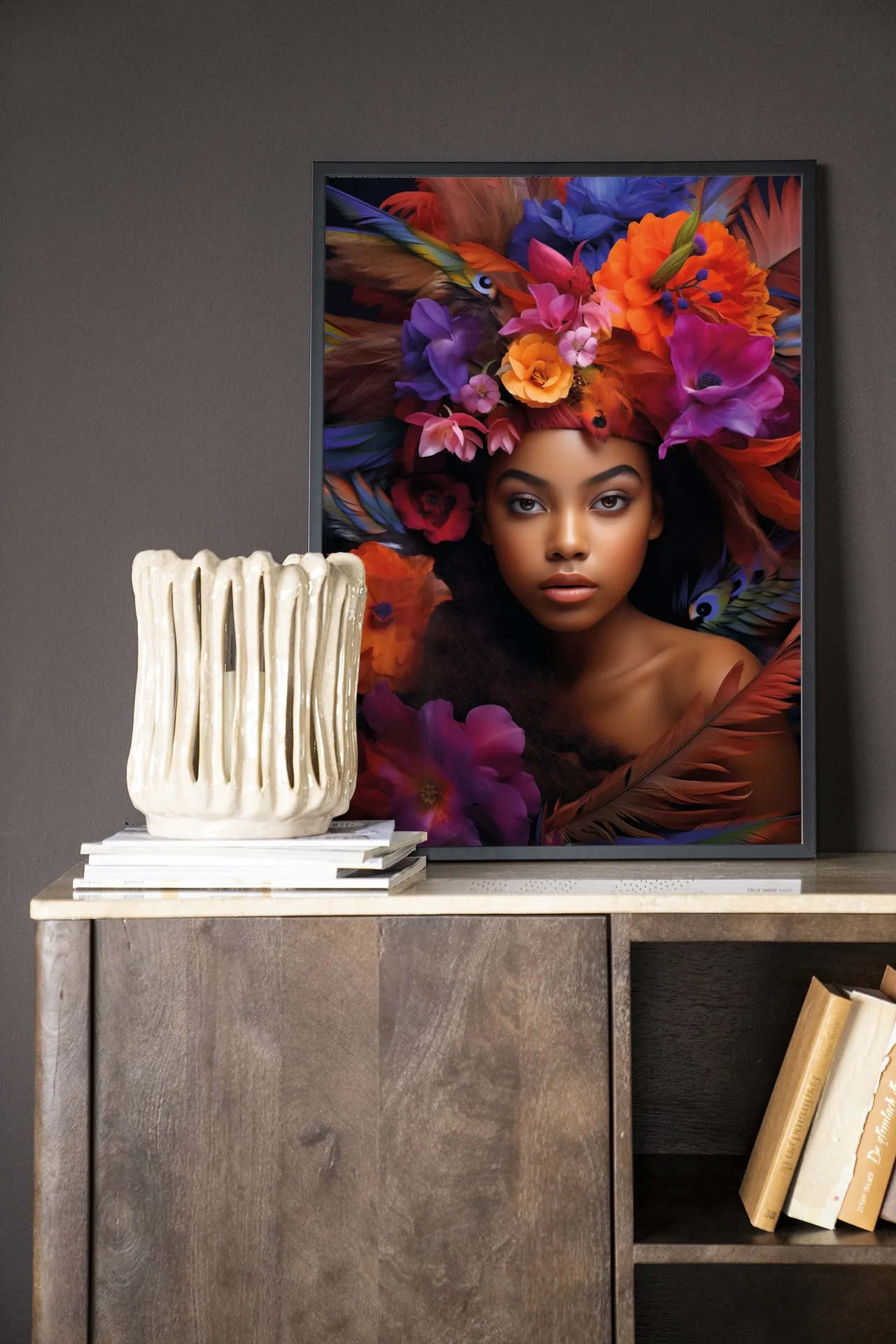 Wandkleed Adunbi van Urban Cotton in een zwarte lijst, hangend boven een houten dressoir met decoratie