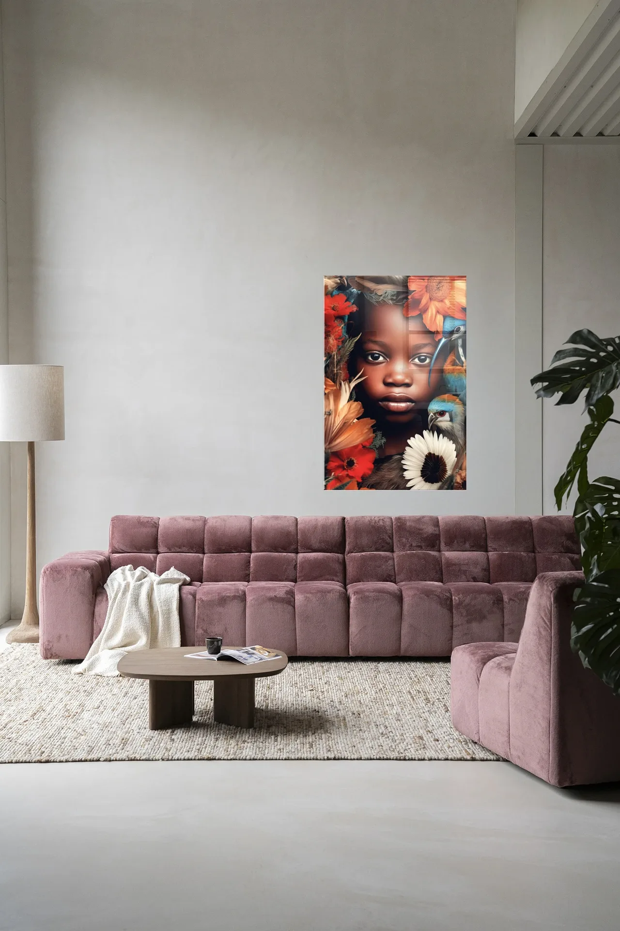 Wandkleed Paradise Bird - Urban Cotton hangend boven een roze bank in een moderne woonkamer