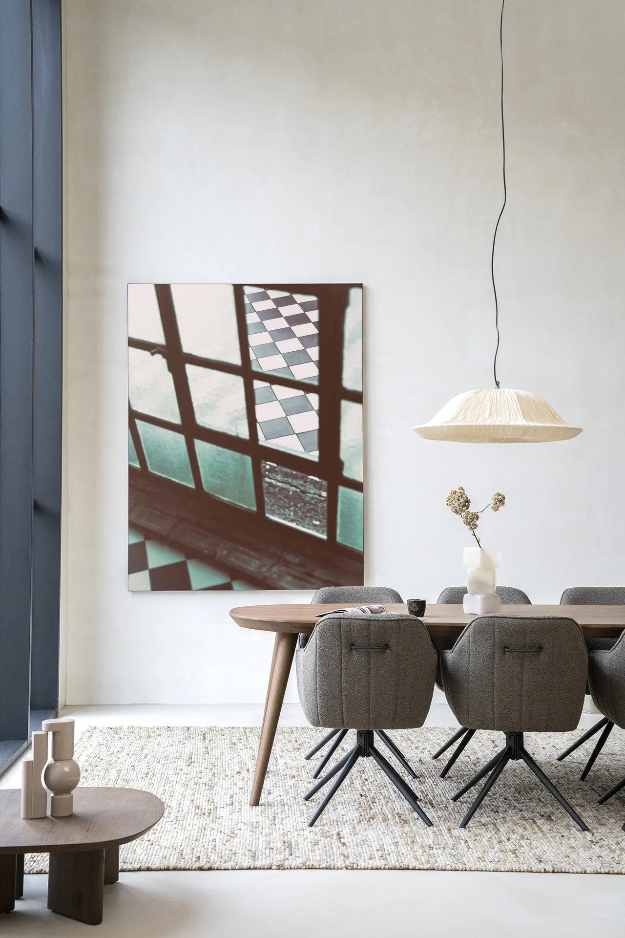 Wandkleed No Squaring @ My Door - Urban Cotton hangt aan een witte muur boven een eettafel
