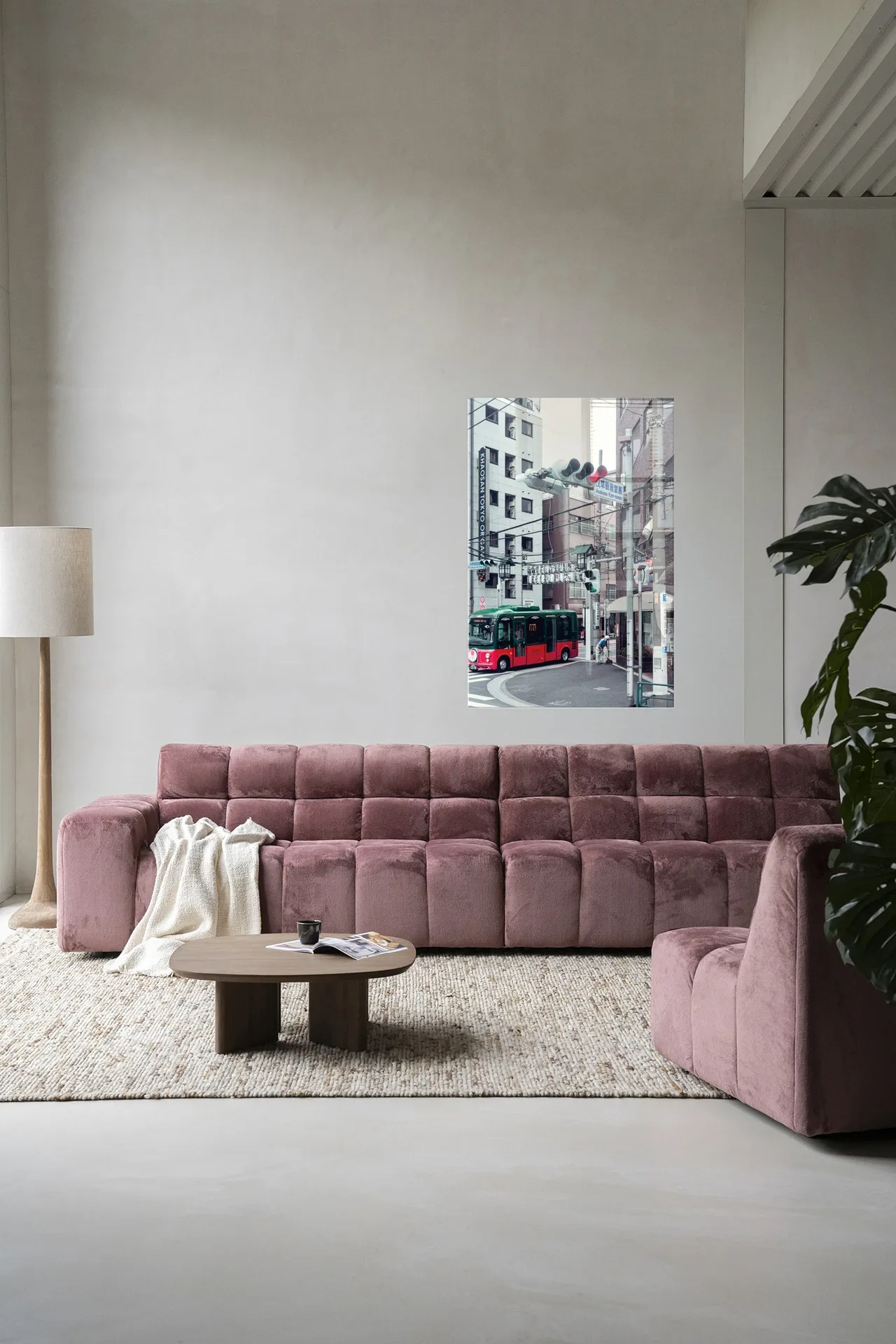 Wandkleed Complementary Bus - Urban Cotton in een moderne woonkamer met een roze bank en houten salontafel