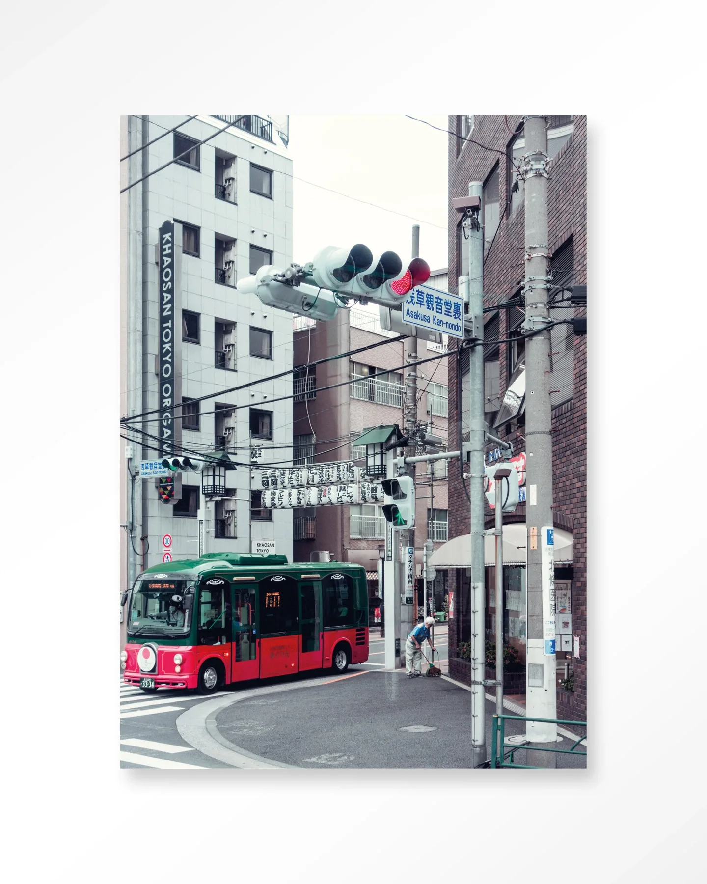 Wandkleed Complementary Bus in een stedelijke omgeving met een bus en gebouwen - Urban Cotton