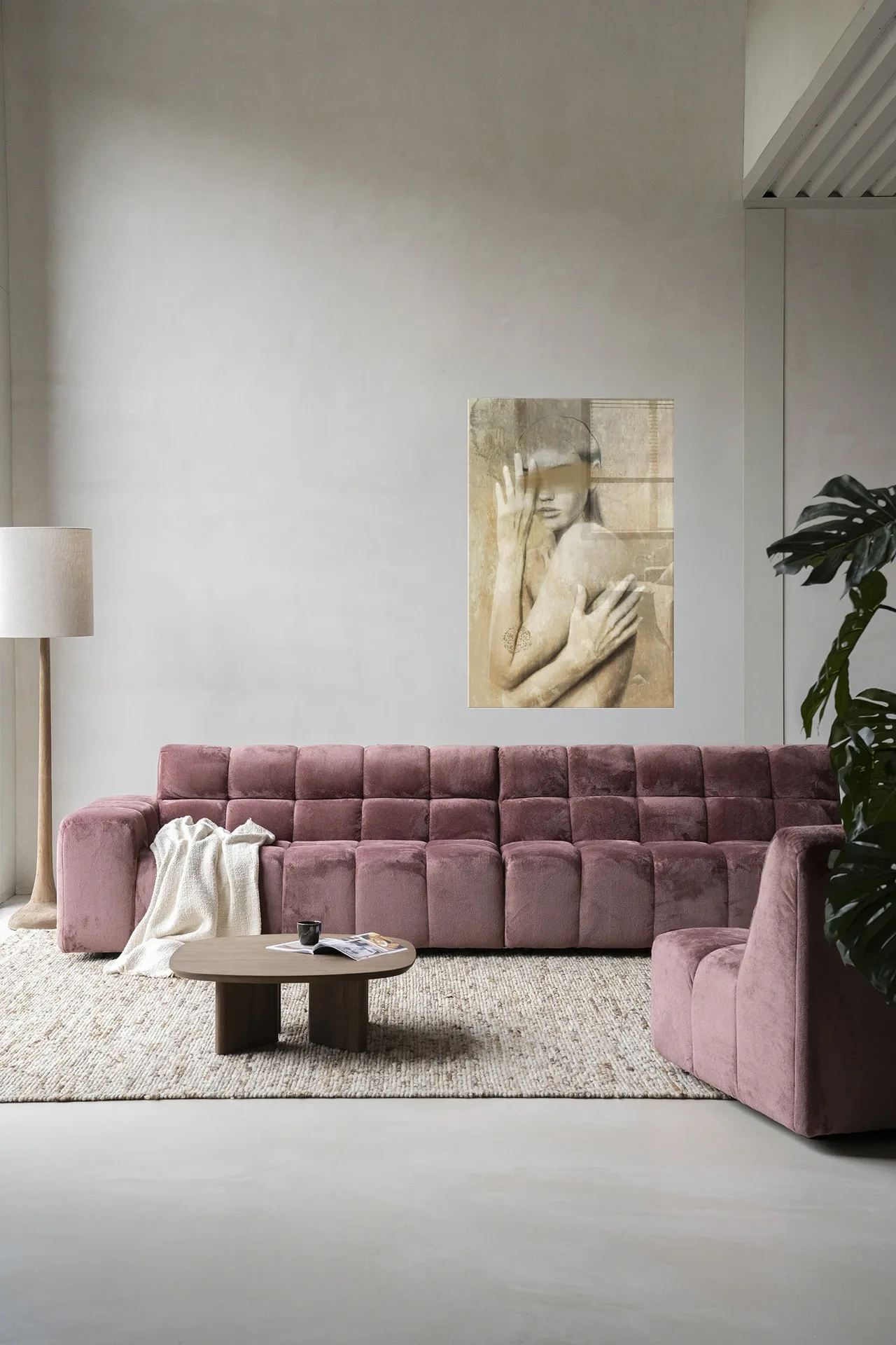Wandkleed Touching Me - Urban Cotton in een stijlvolle woonkamer boven een roze bank