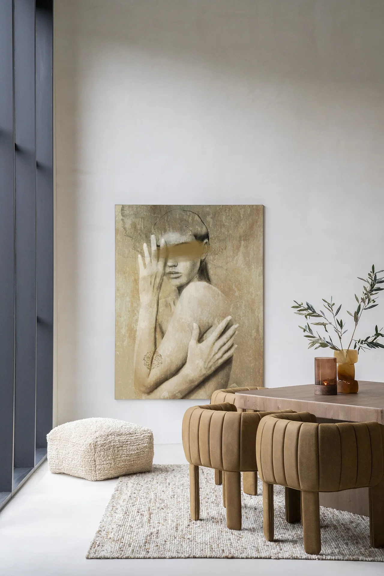 Wandkleed Touching Me - Urban Cotton in een moderne woonkamer met een poef en stoelen
