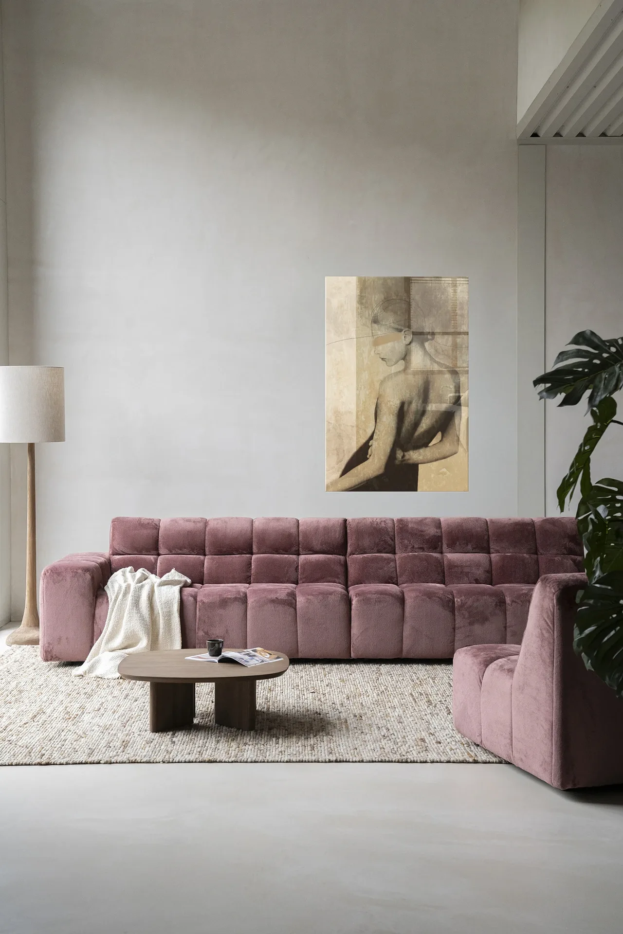Wandkleed Back To You - Urban Cotton hangend boven een roze bank in een moderne woonkamer