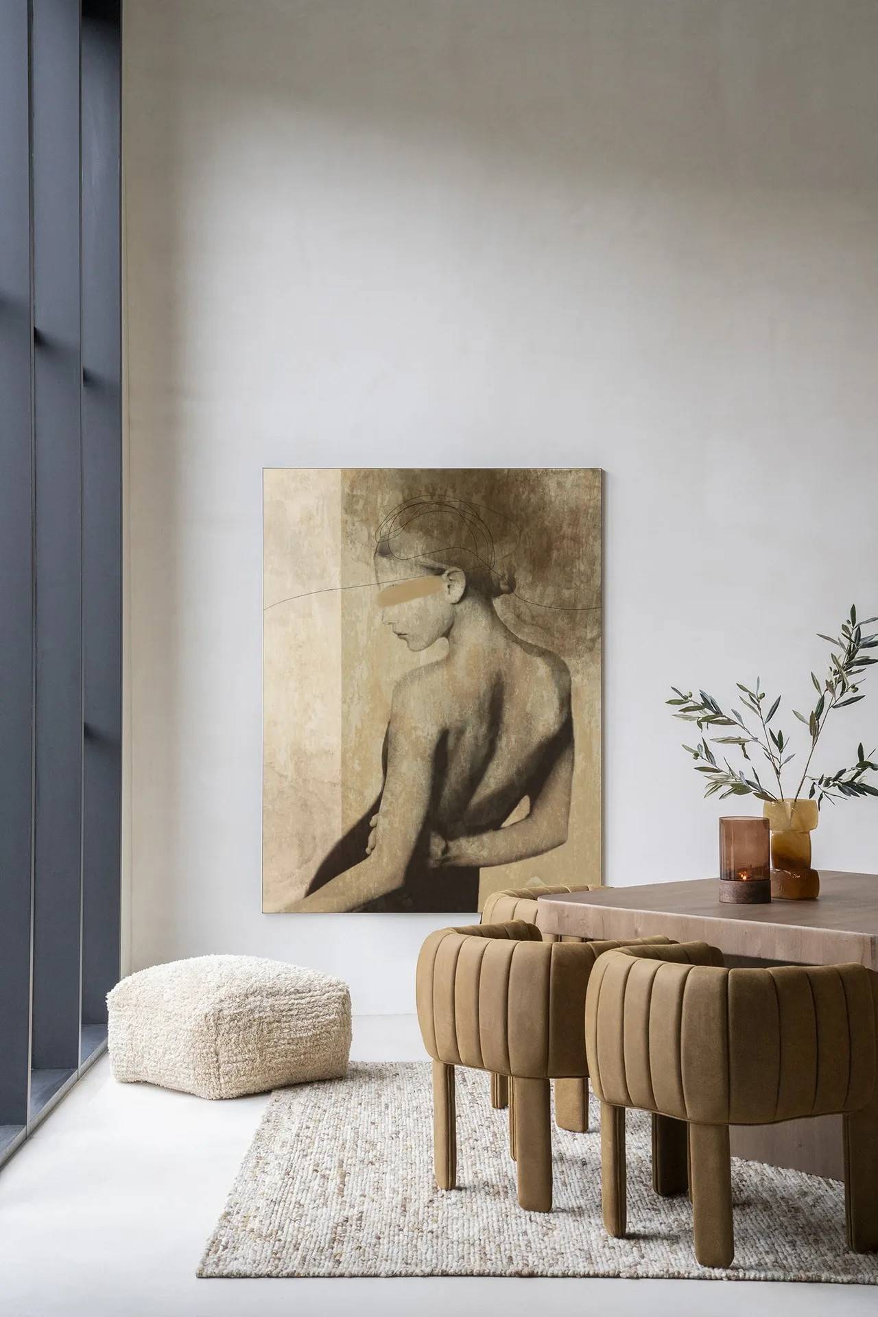Wandkleed Back To You - Urban Cotton hangt aan een lichte muur in een modern interieur met eettafel