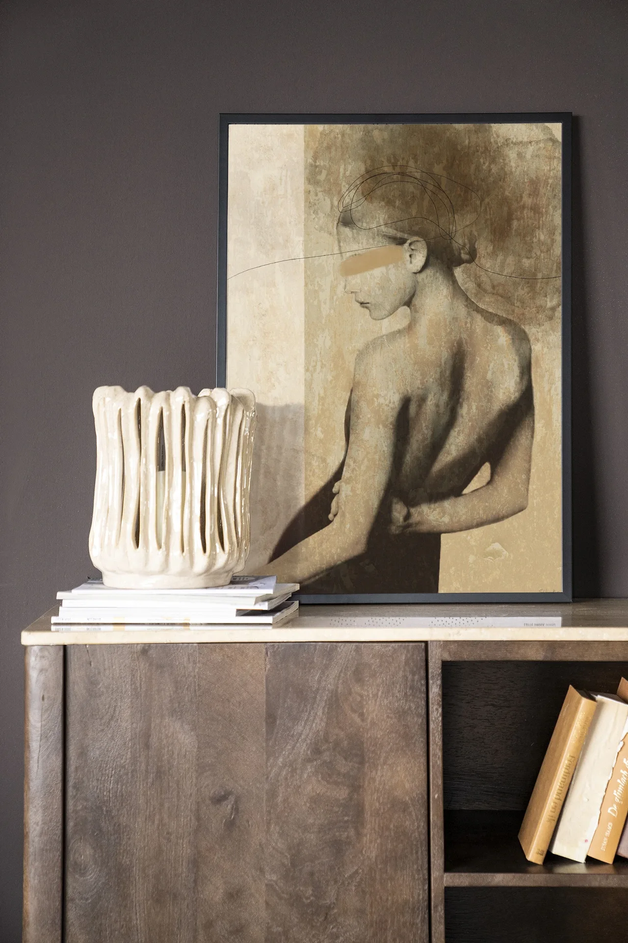 Wandkleed Back To You - Urban Cotton in een donkerbruine setting met een witte vaas en boeken