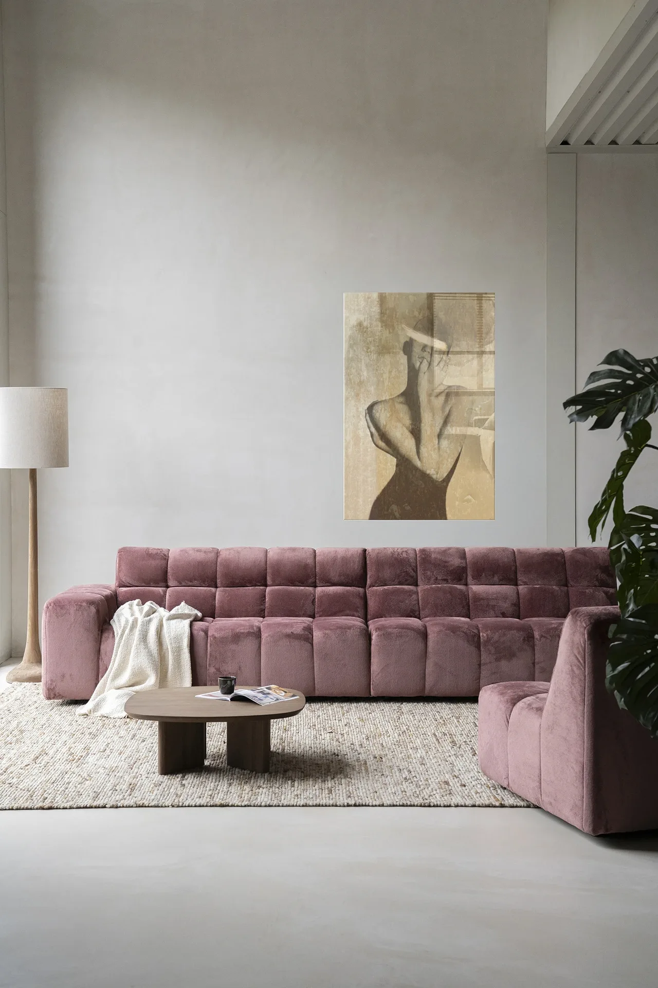 Wandkleed Self Love hangt centraal boven een roze bank in een lichte woonkamer - Urban Cotton
