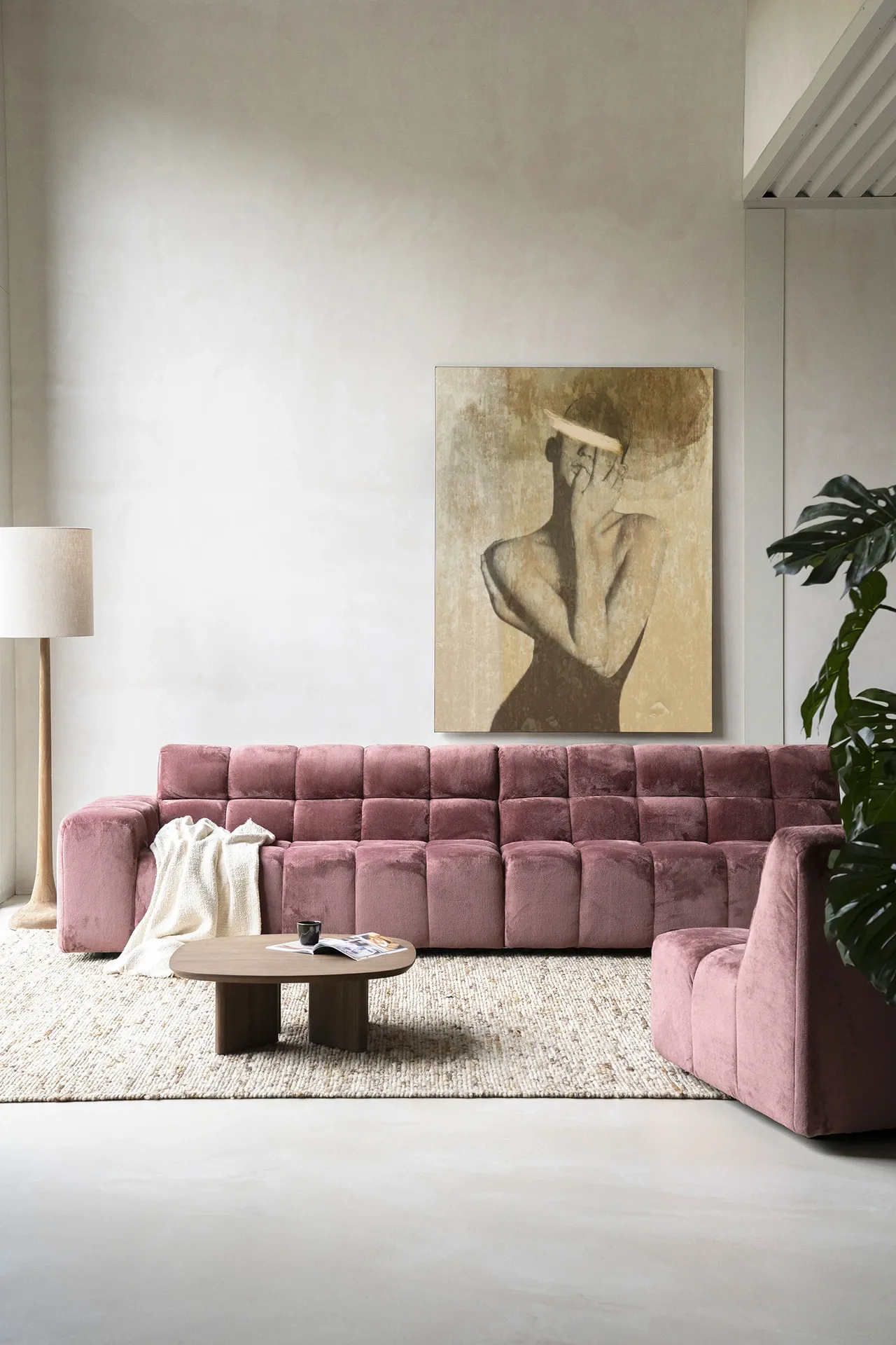 Wandkleed Self Love - Urban Cotton hangt boven een roze bank in een moderne woonkamer