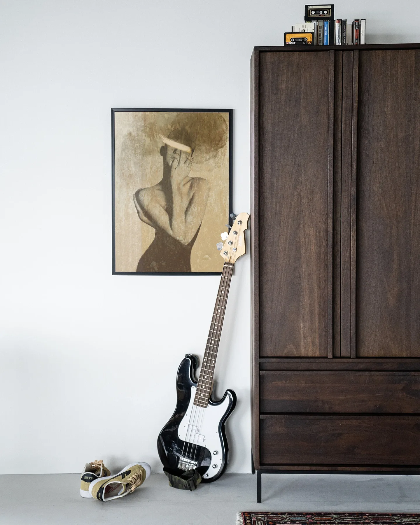 Wandkleed Self Love - Urban Cotton hangt aan een witte muur naast een donkerbruine kast met een gitaar ervoor