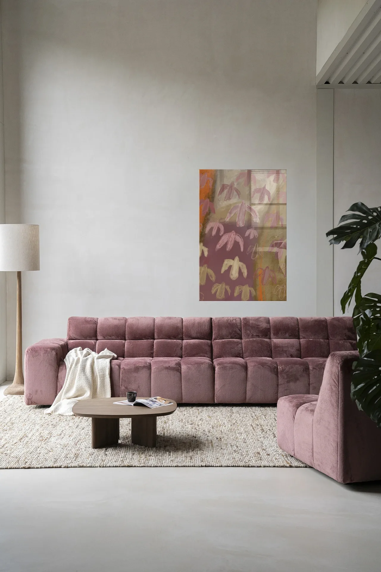 Wandkleed A Birds View van Urban Cotton hangt boven een roze bank in een moderne woonkamer