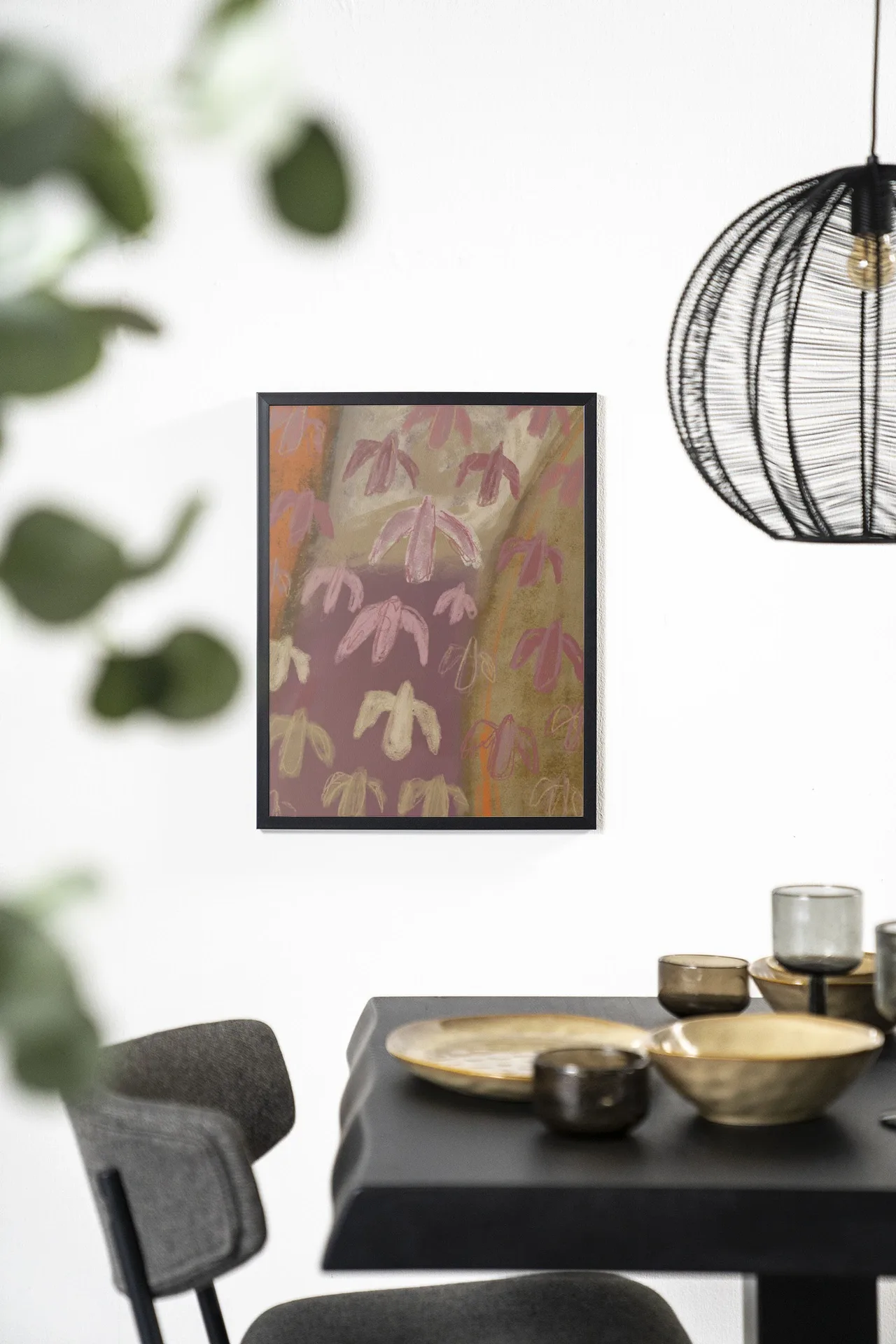Wandkleed A Birds View - Urban Cotton hangt aan een witte muur boven een zwarte eettafel