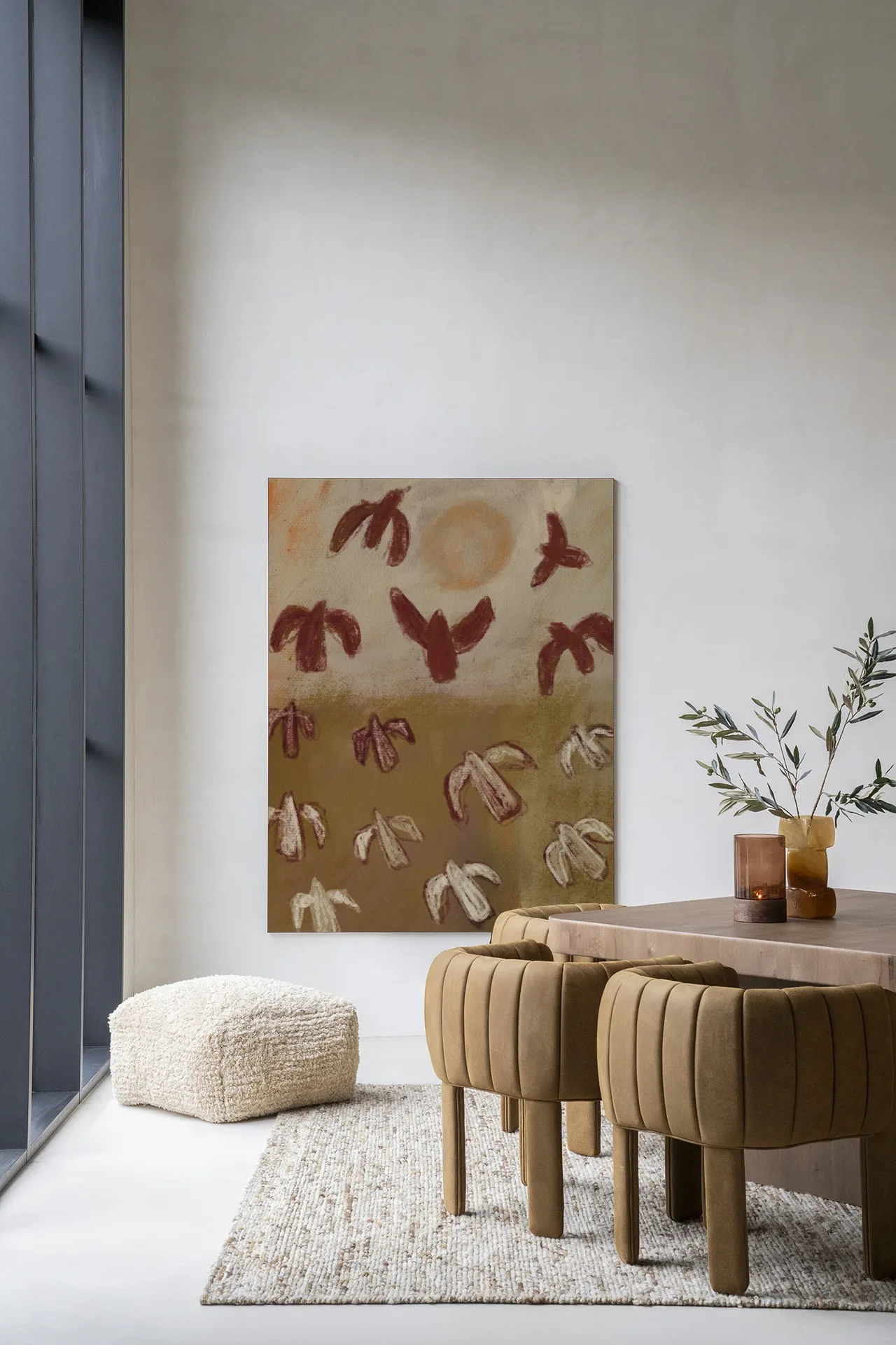 Wandkleed Sunbirds in een modern interieur met een beige poef en bruine stoelen aan een houten tafel - Urban Cotton
