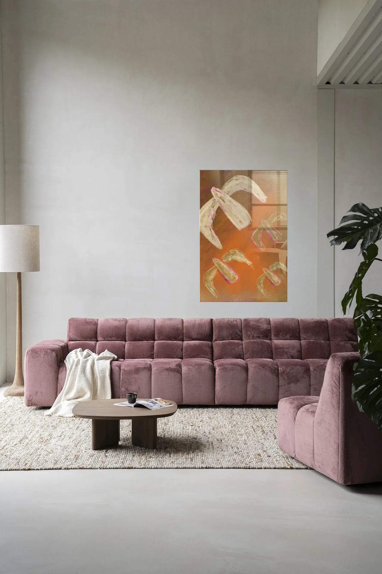 Wandkleed Bird Rise in een moderne woonkamer boven een roze bank - Urban Cotton
