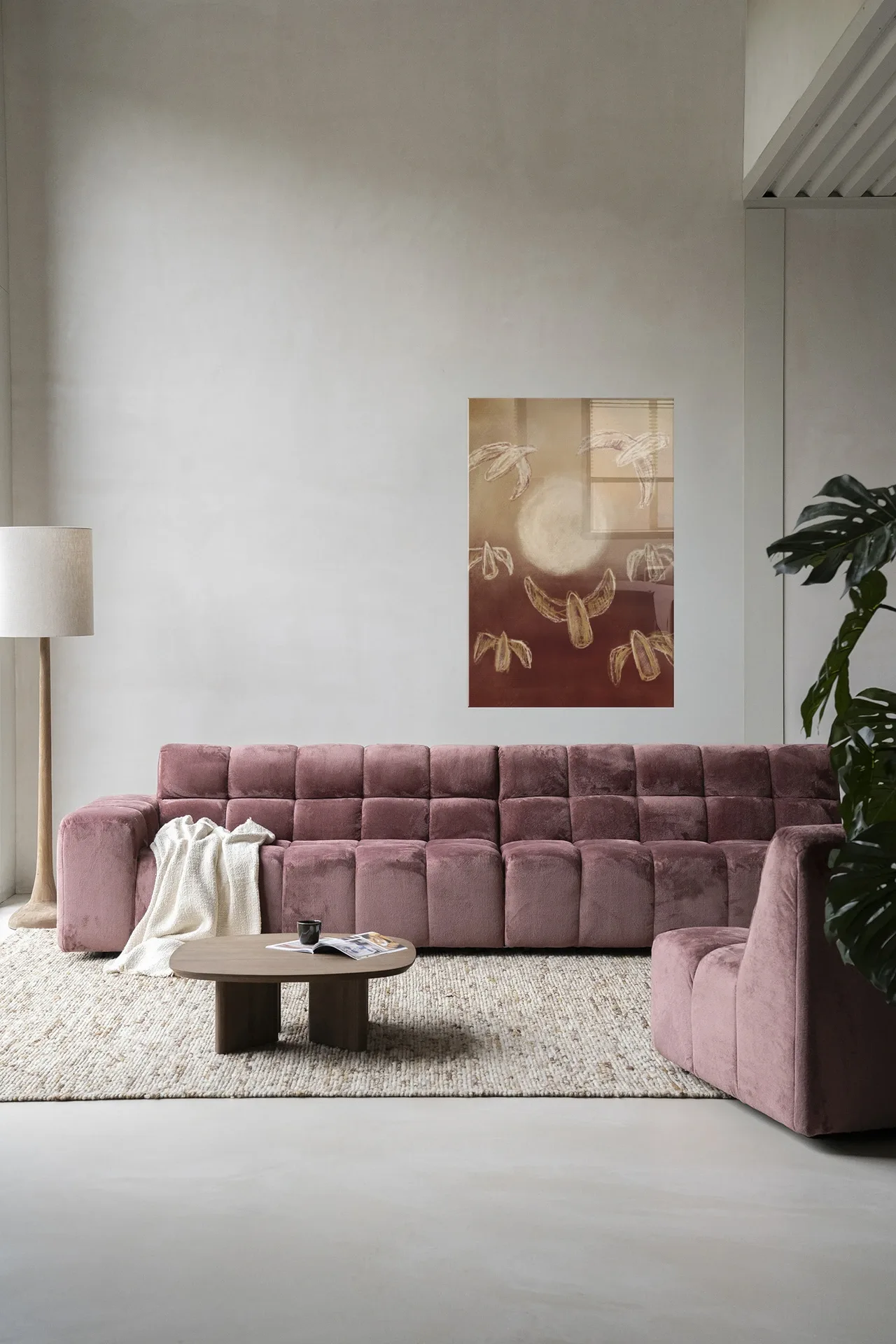 Wandkleed Birds By Night - Urban Cotton hangt boven een roze bank in een moderne woonkamer
