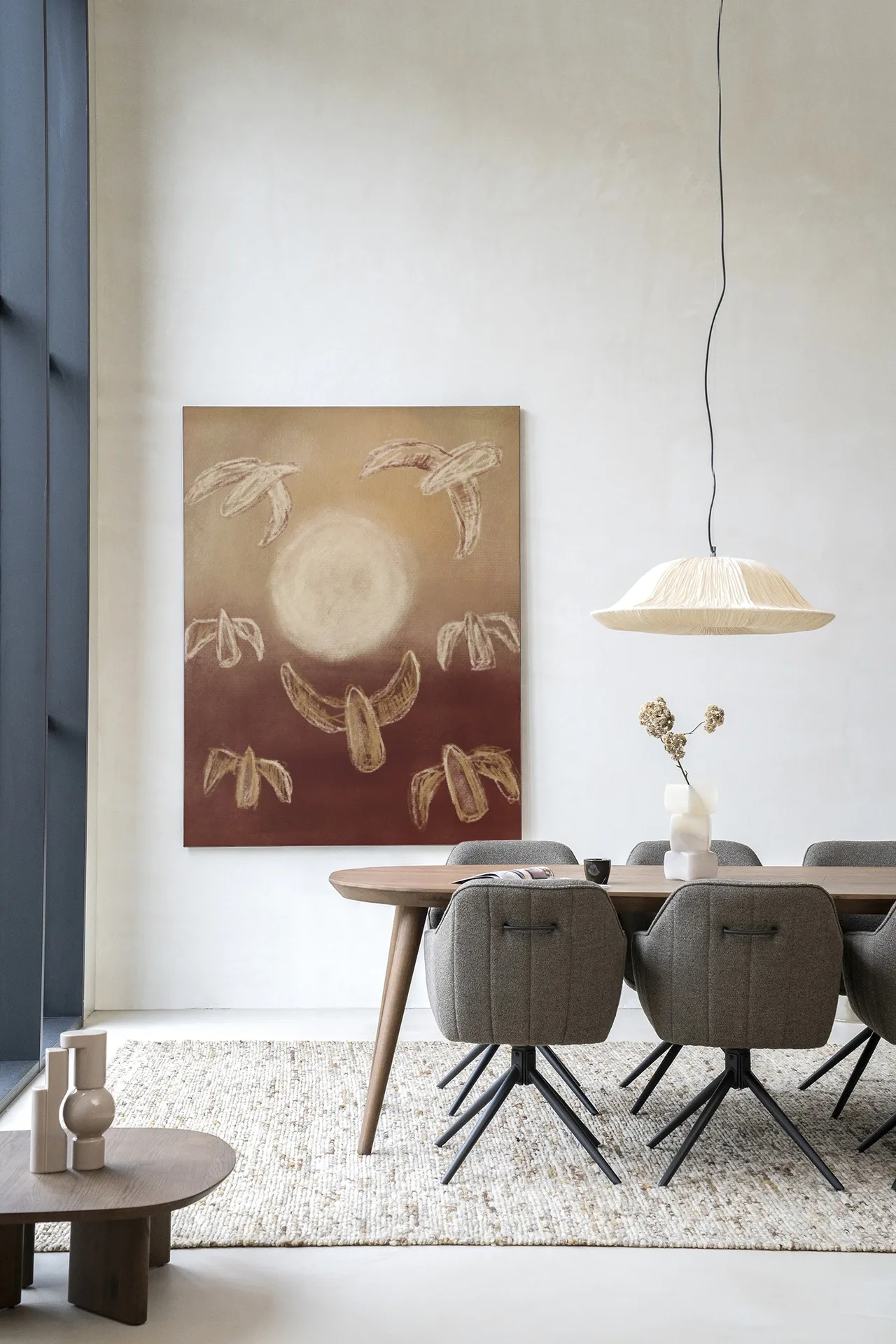 Wandkleed Birds By Night van Urban Cotton hangt boven een dressoir in een modern interieur