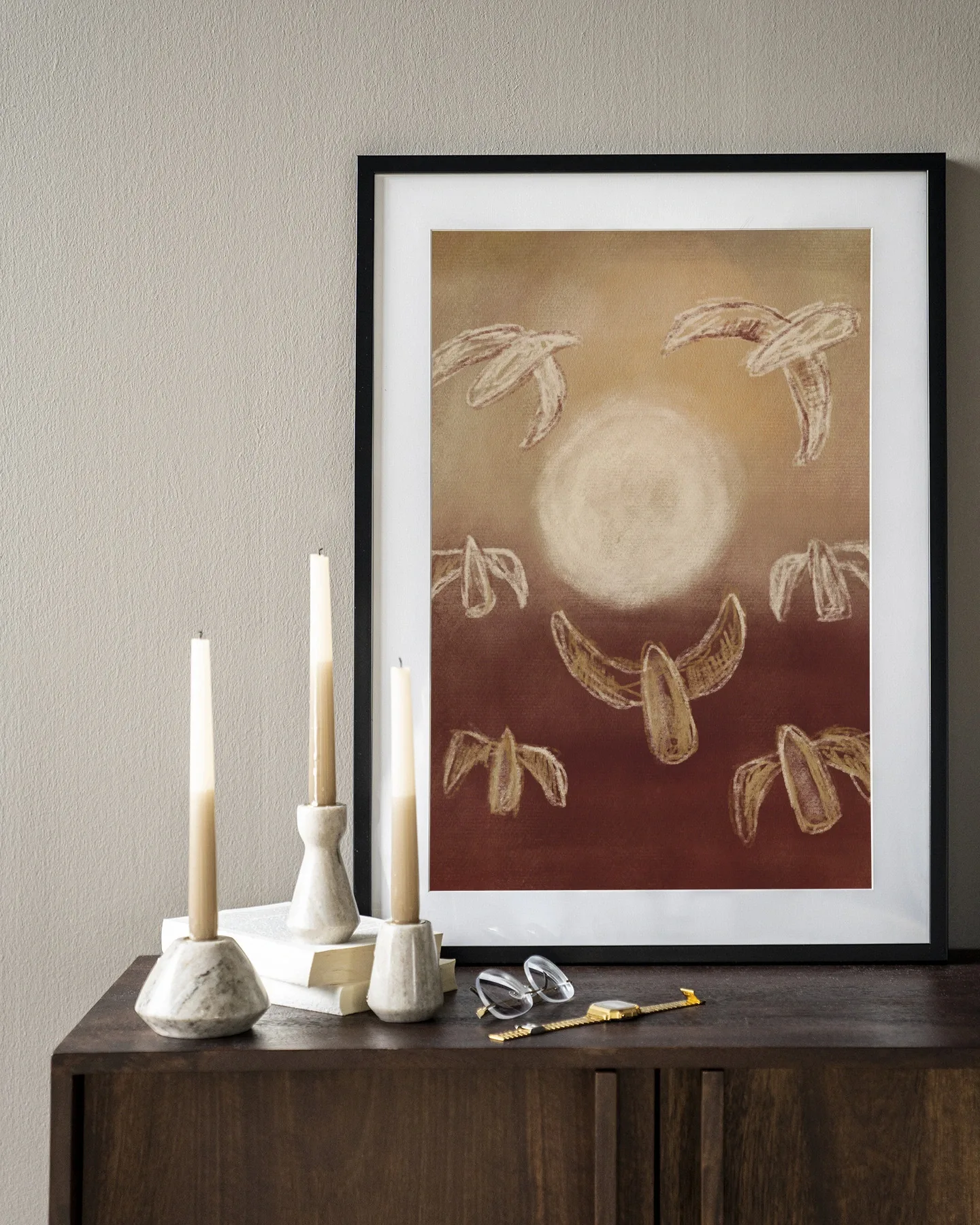 Wandkleed Birds By Night - Urban Cotton hangt in een lijst boven een houten dressoir met kaarsen
