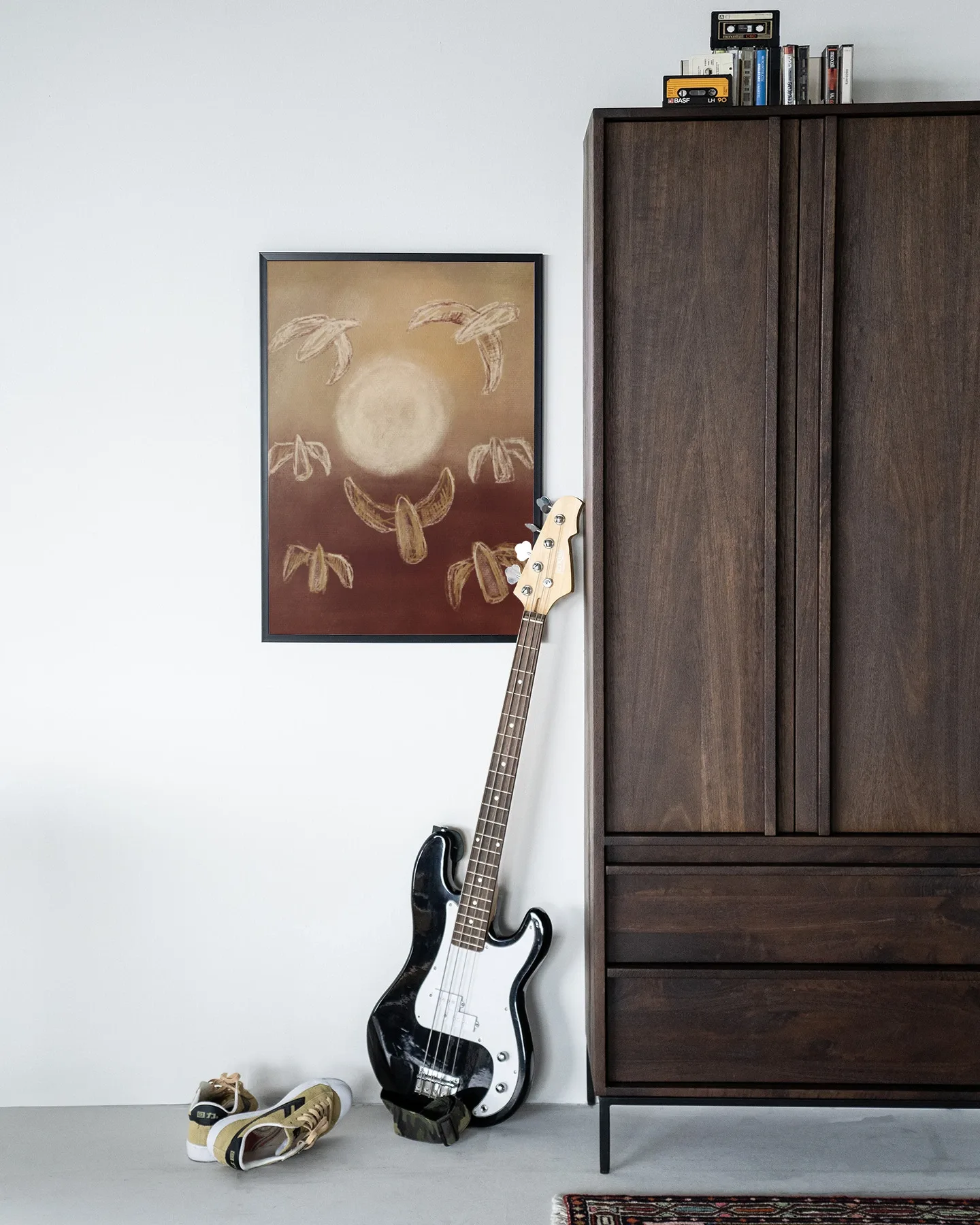 Wandkleed Birds By Night - Urban Cotton hangt aan een witte muur naast een donkerbruine kast, met een gitaar en schoenen op de vloer