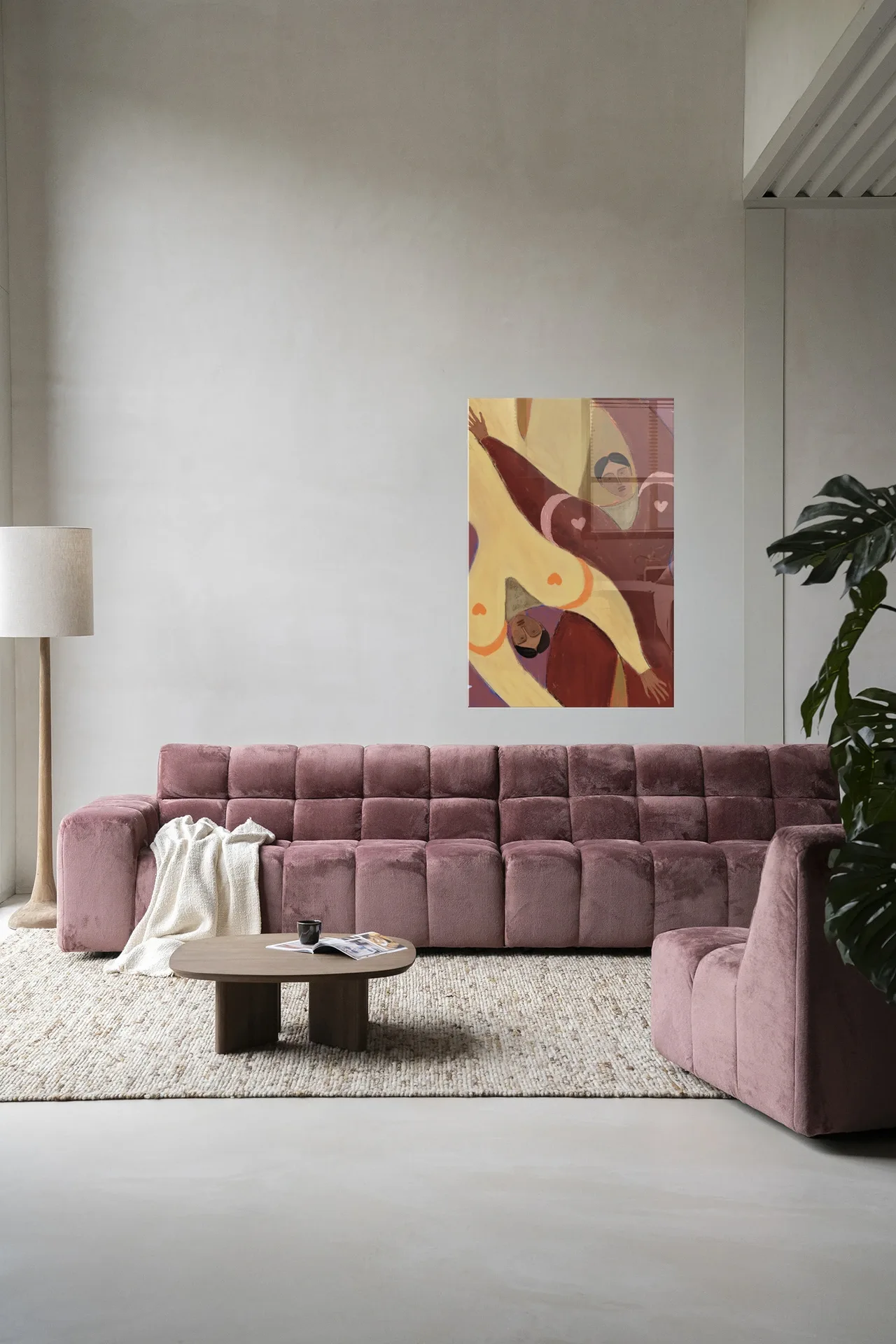 Wandkleed Stargazing - Urban Cotton hangt boven een roze bank in een moderne woonkamer