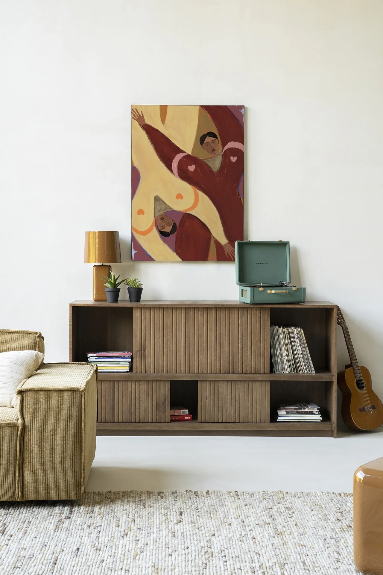 Het Wandkleed Stargazing - Urban Cotton hangt boven een houten dressoir in een lichte woonkamer