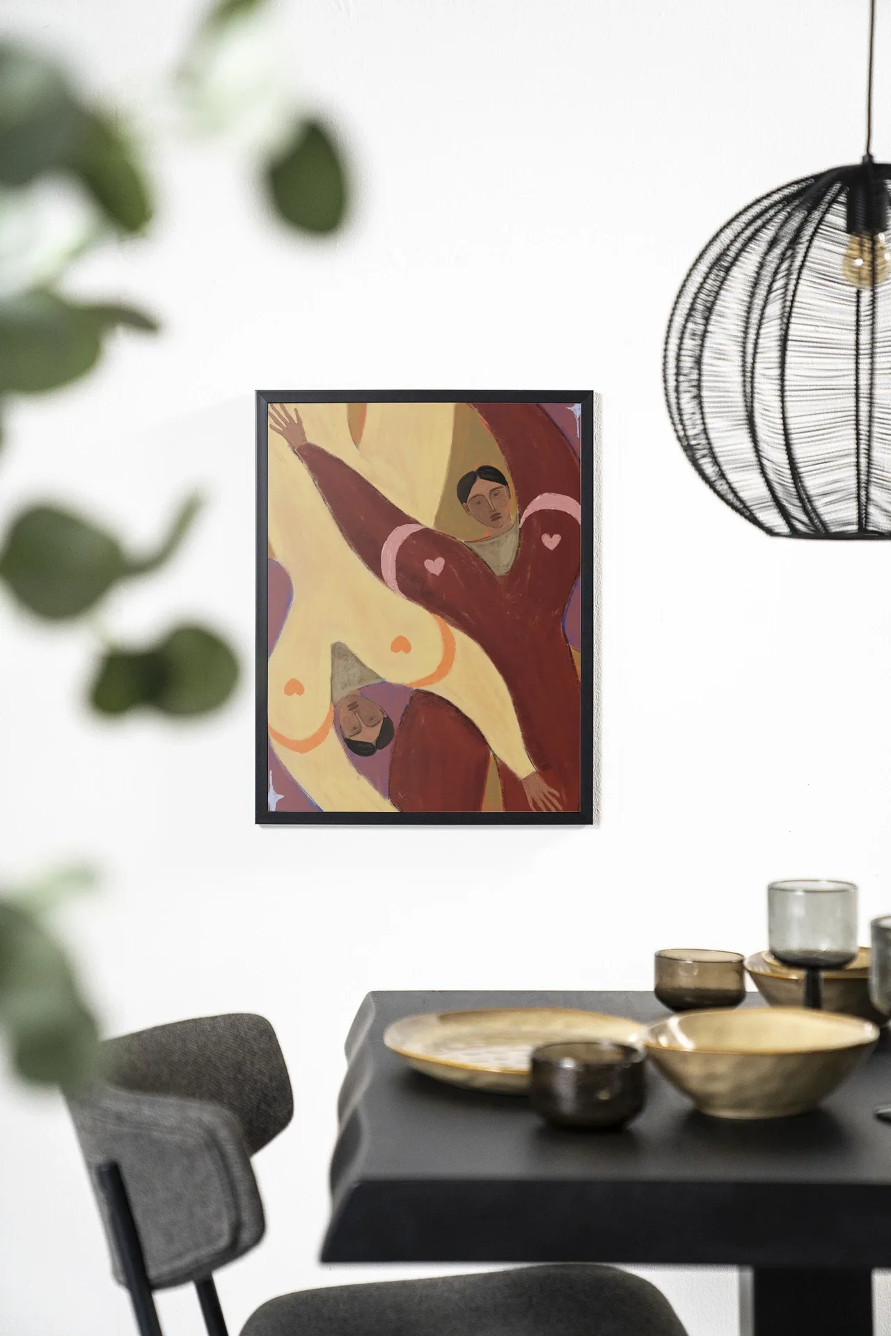 Wandkleed Stargazing - Urban Cotton hangend aan een witte muur boven een zwarte eettafel