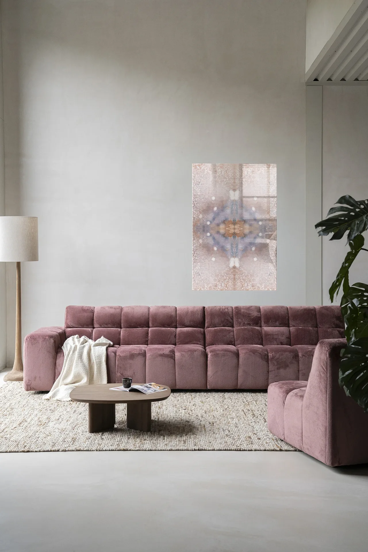 Wandkleed Iberian Lynx - Urban Cotton hangend boven een roze bank in een moderne woonkamer
