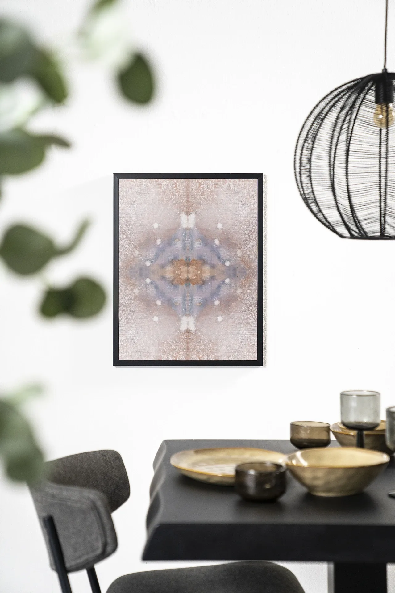 Wandkleed Iberian Lynx - Urban Cotton hangend aan een witte muur boven een zwarte tafel