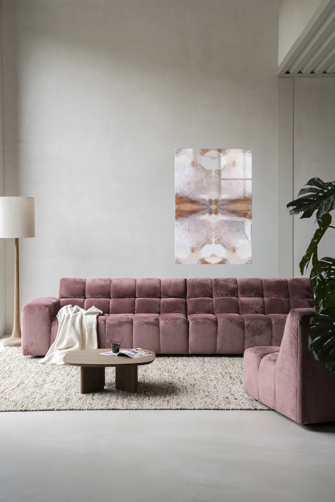 Wandkleed Spanish Eagle in een moderne woonkamer boven een roze bank met een houten salontafel - Urban Cotton