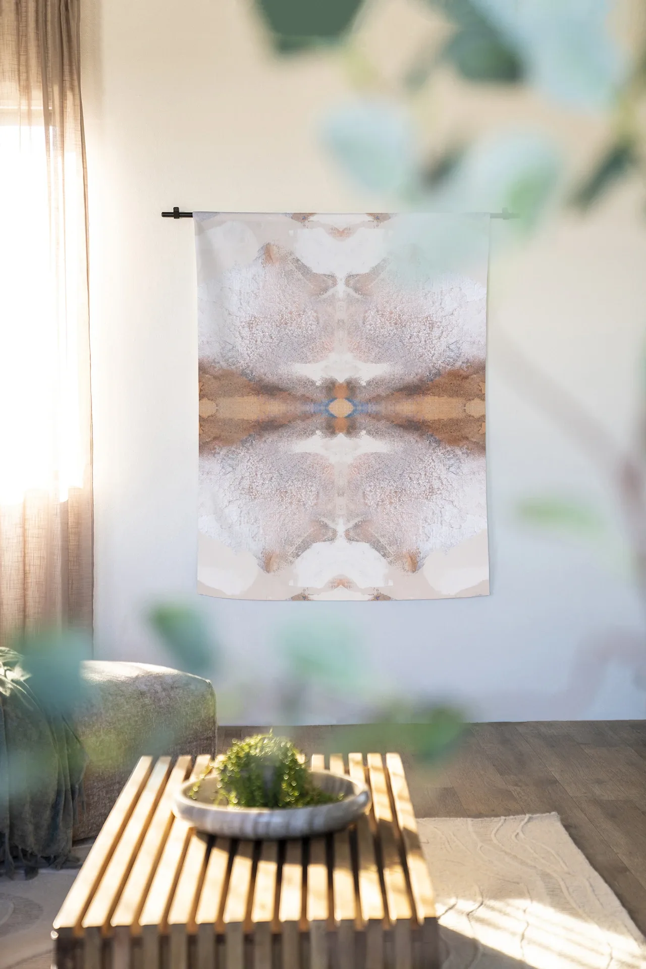Wandkleed Spanish Eagle - Urban Cotton in een lichte woonkamer met een houten salontafel en plant