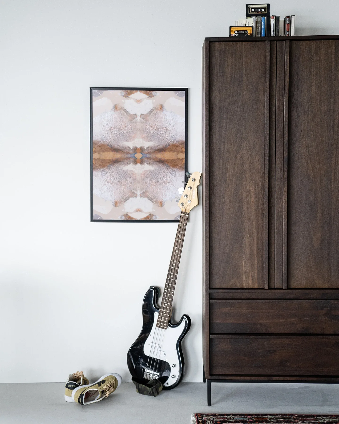 Wandkleed Spanish Eagle - Urban Cotton in een minimalistische kamer met een basgitaar en kast