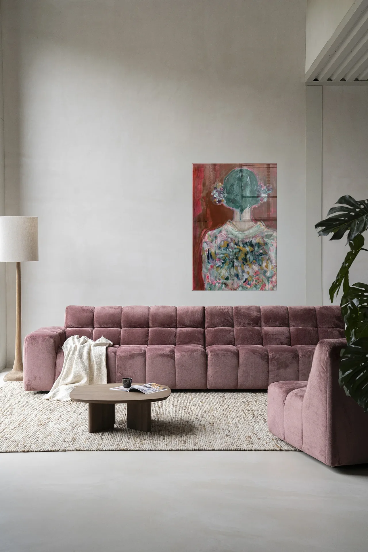 Wandkleed Red Velvet - Urban Cotton hangend boven een roze bank in een moderne woonkamer