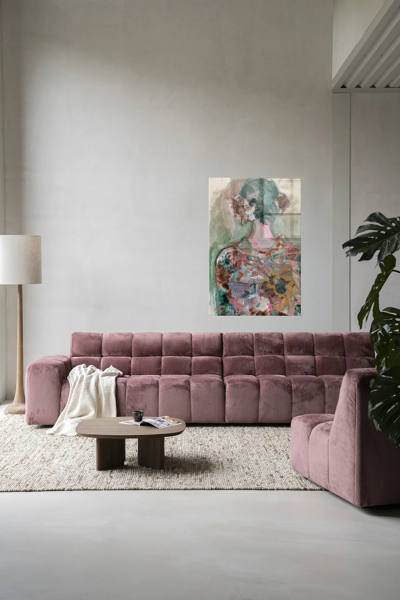 Wandkleed Eclectic - Urban Cotton boven een roze bank in een moderne woonkamer