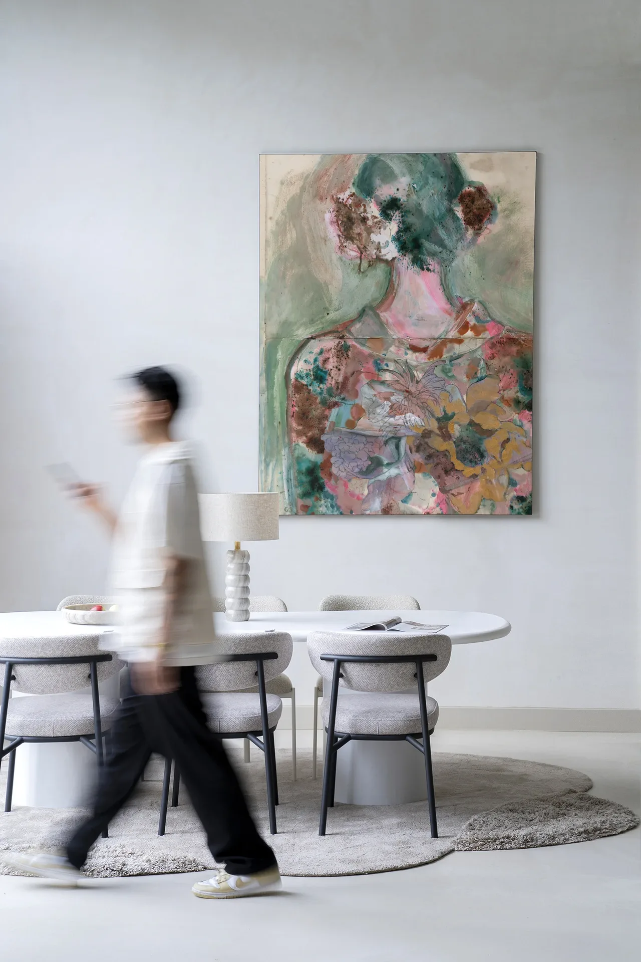 Wandkleed Eclectic - Urban Cotton hangend aan een witte muur in een eetkamer met een persoon die voorbij loopt