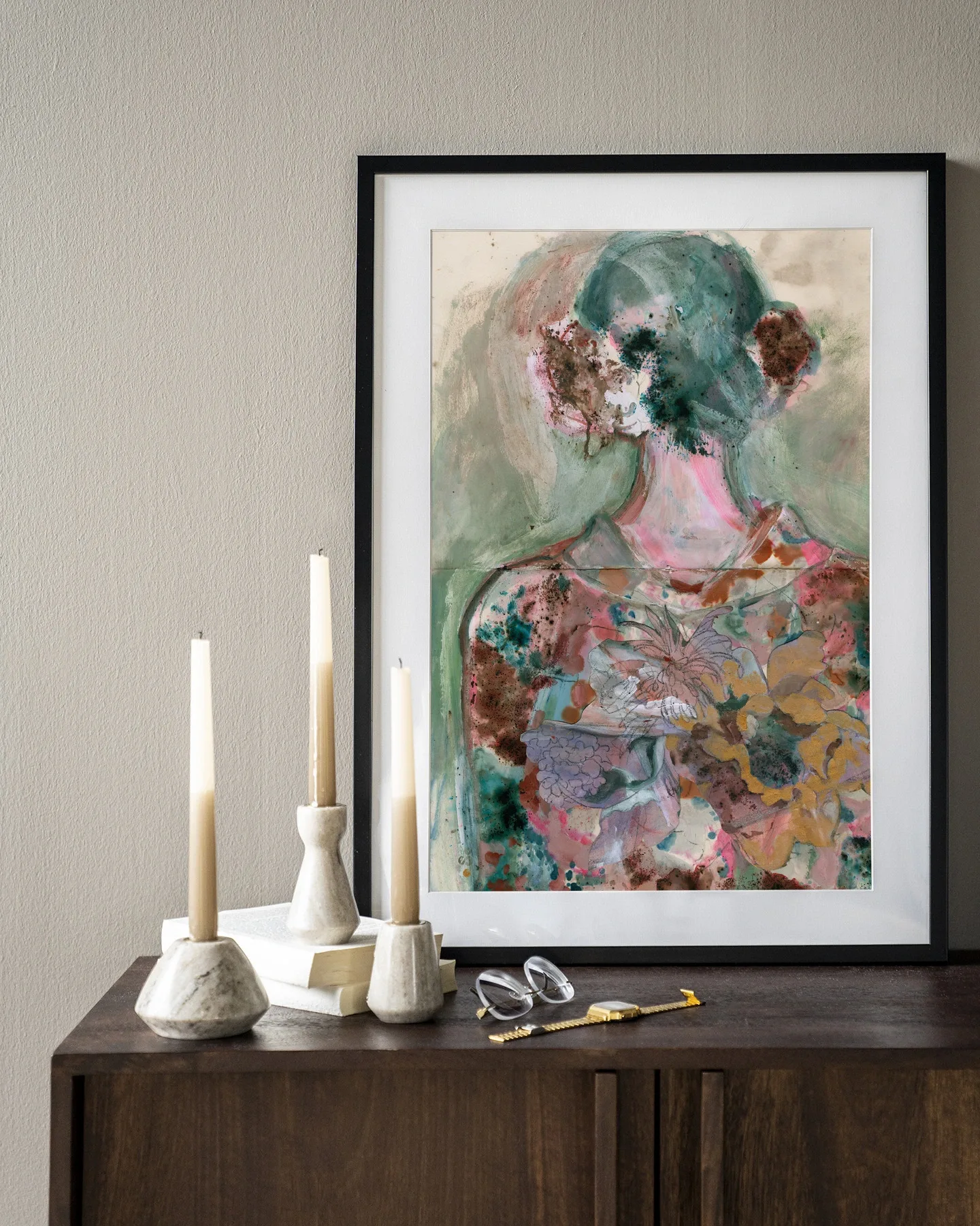 Wandkleed Eclectic - Urban Cotton hangend aan een lichte muur met kaarsen en boeken op een houten kast
