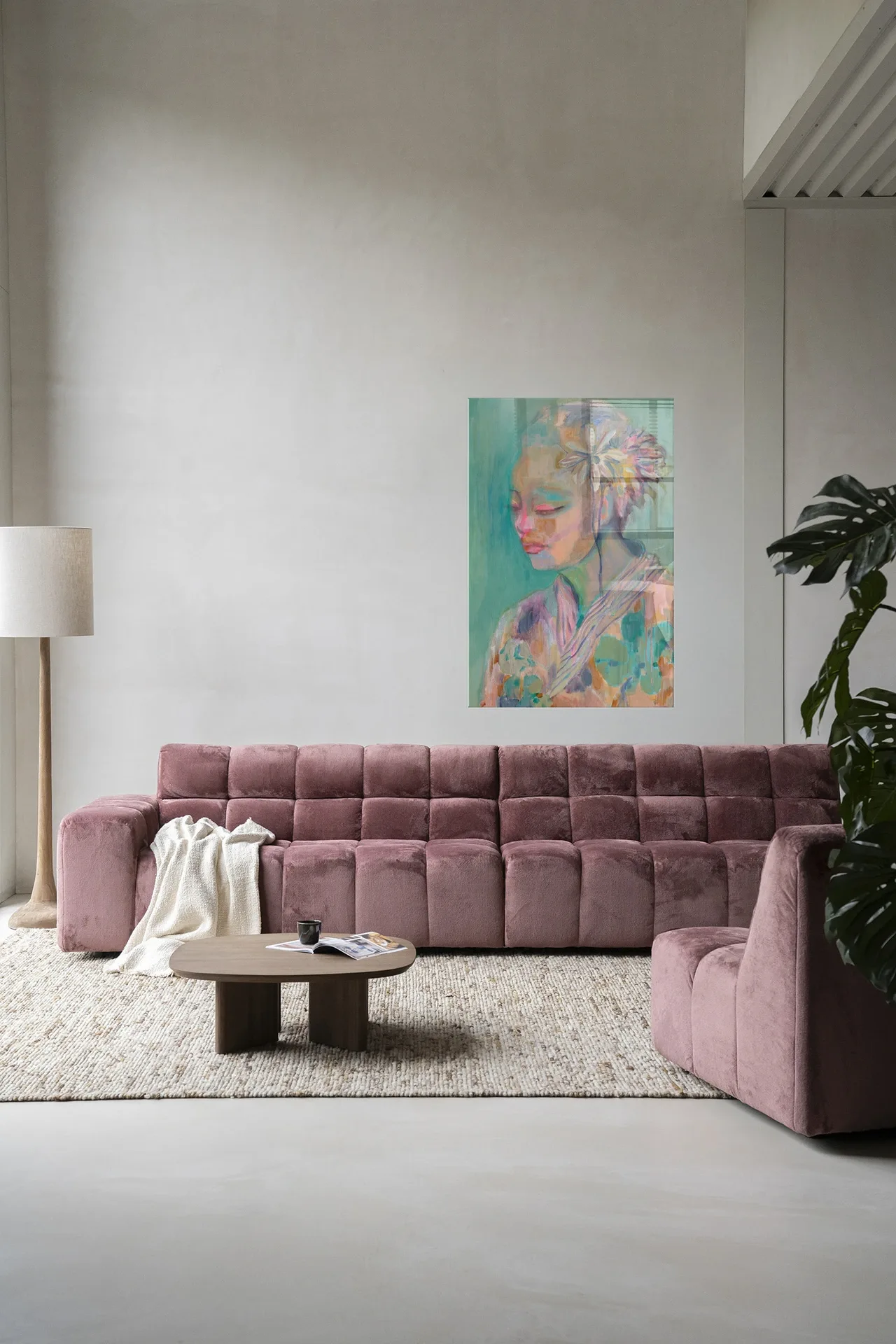 Wandkleed Calm hangend boven een lange roze bank in een moderne woonkamer - Urban Cotton